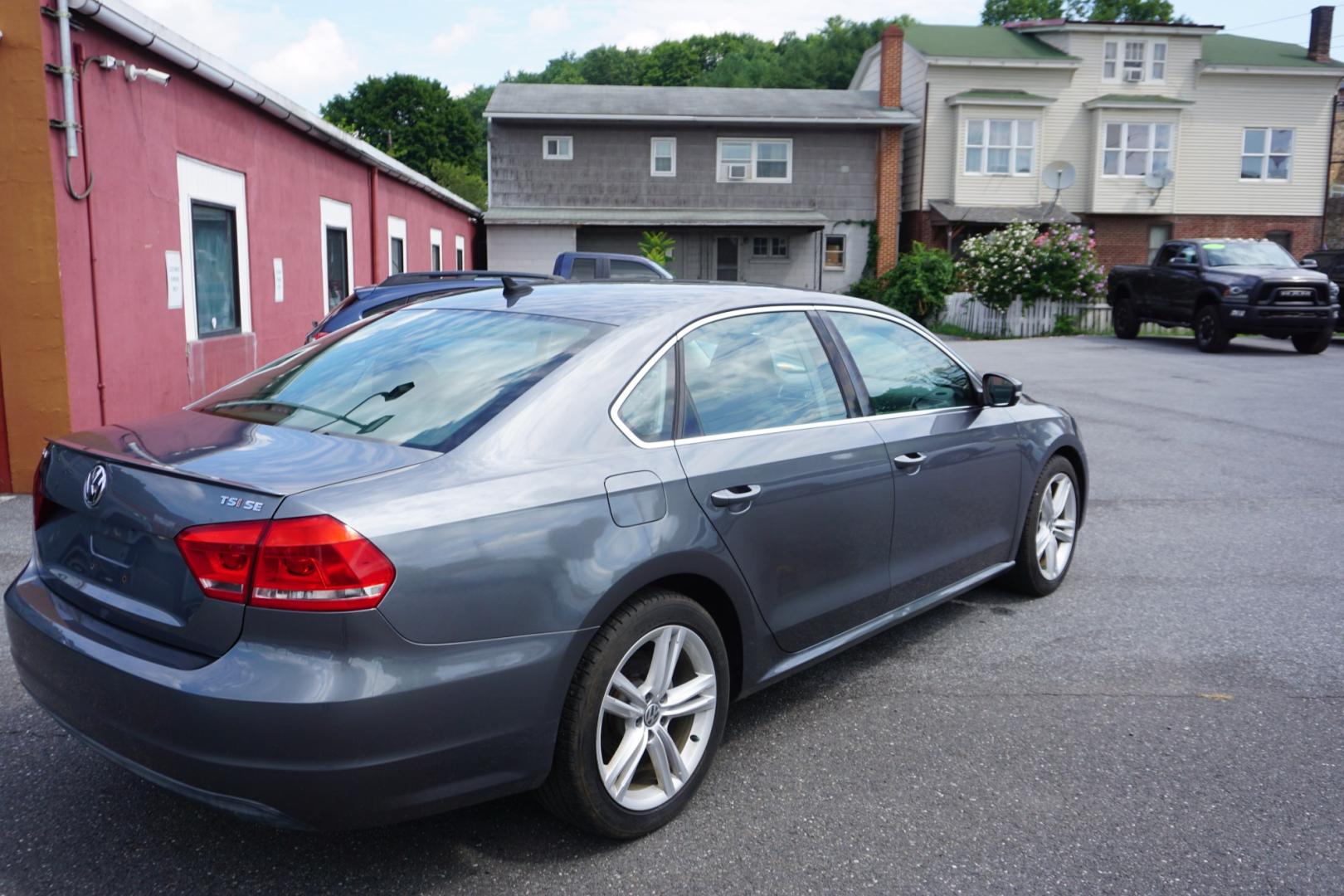 2014 GRAY /GRAY VOLKSWAGEN PASSAT SE (1VWBT7A32EC) with an 1.8L I4 engine, AUTOMATIC transmission, located at 312 Centre Ave, Schuylkill Haven, PA, 17972, (570) 593-5278, 40.638130, -76.177383- Photo#4