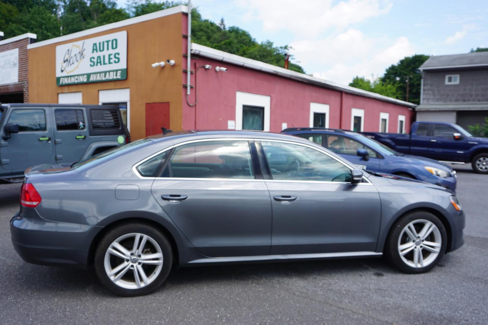 2014 GRAY /GRAY VOLKSWAGEN PASSAT SE (1VWBT7A32EC) with an 1.8L I4 engine, AUTOMATIC transmission, located at 312 Centre Ave, Schuylkill Haven, PA, 17972, (570) 593-5278, 40.638130, -76.177383- Photo#5