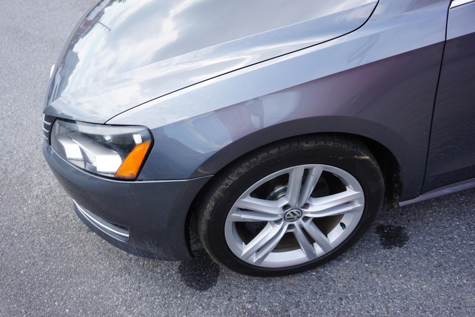 2014 GRAY /GRAY VOLKSWAGEN PASSAT SE (1VWBT7A32EC) with an 1.8L I4 engine, AUTOMATIC transmission, located at 312 Centre Ave, Schuylkill Haven, PA, 17972, (570) 593-5278, 40.638130, -76.177383- Photo#8