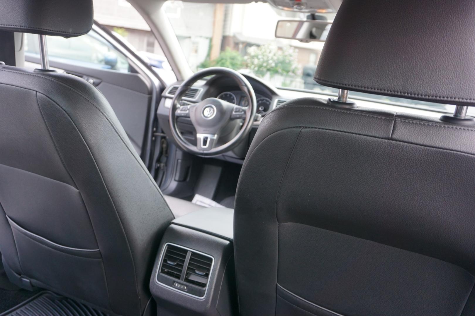 2014 GRAY /GRAY VOLKSWAGEN PASSAT SE (1VWBT7A32EC) with an 1.8L I4 engine, AUTOMATIC transmission, located at 312 Centre Ave, Schuylkill Haven, PA, 17972, (570) 593-5278, 40.638130, -76.177383- Photo#17