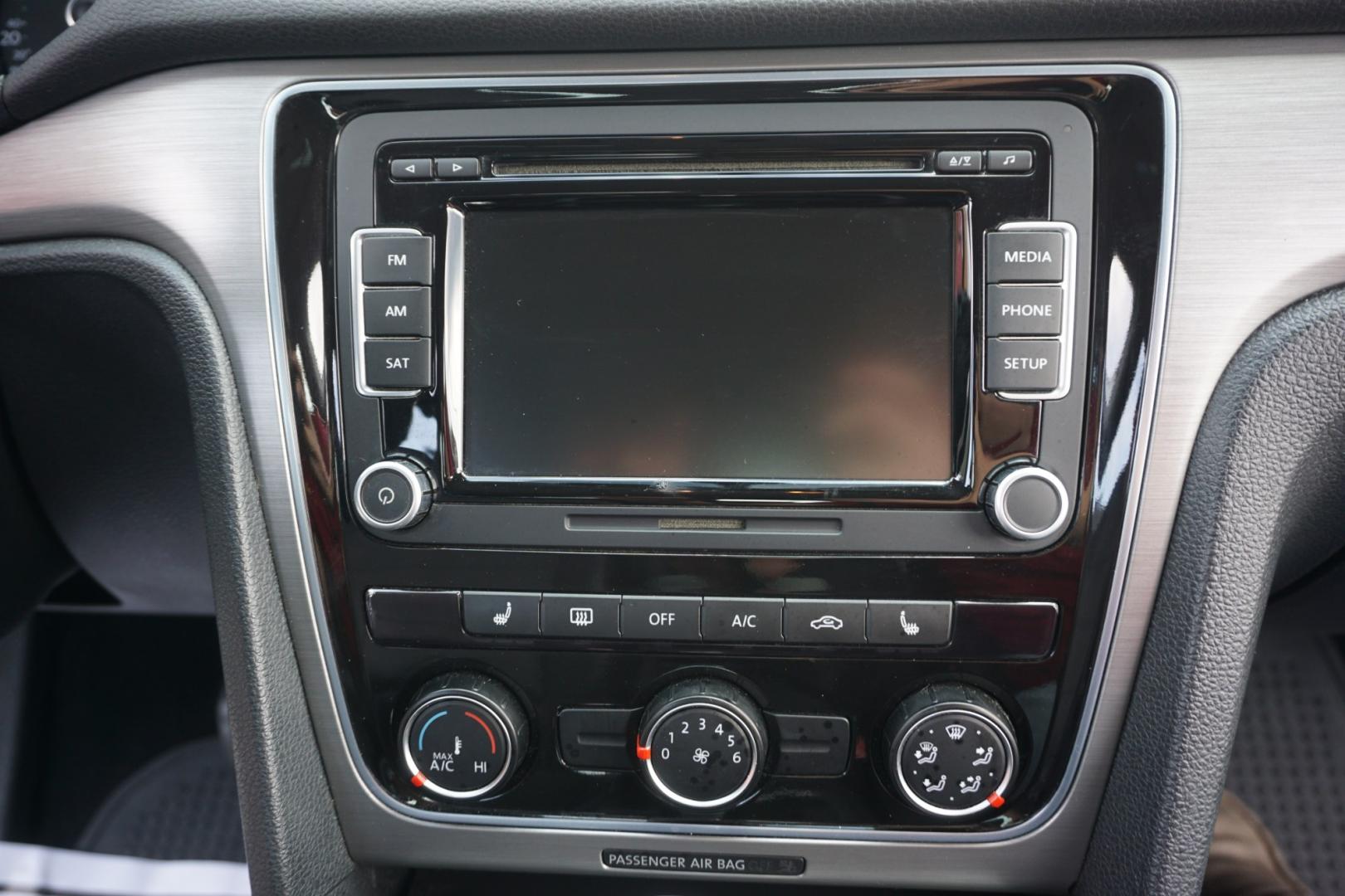 2014 GRAY /GRAY VOLKSWAGEN PASSAT SE (1VWBT7A32EC) with an 1.8L I4 engine, AUTOMATIC transmission, located at 312 Centre Ave, Schuylkill Haven, PA, 17972, (570) 593-5278, 40.638130, -76.177383- Photo#28