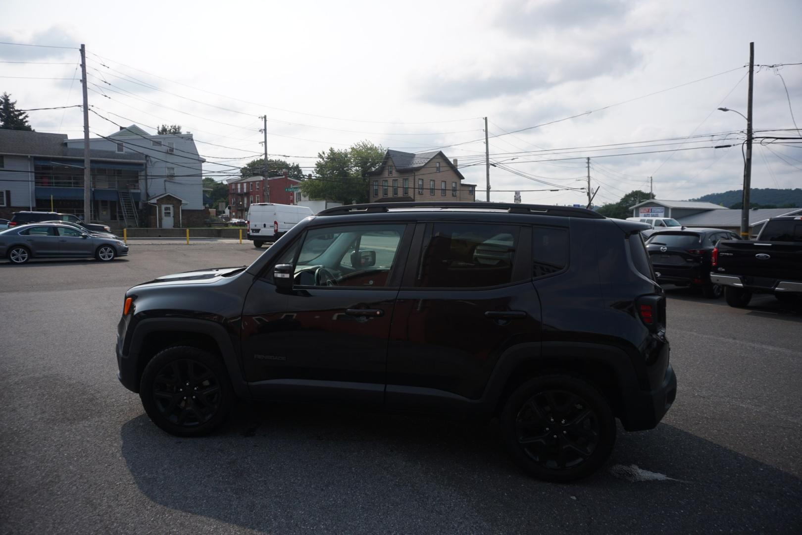 2016 BLACK /GRAY JEEP RENEGADE LATITUDE (ZACCJBBT3GP) with an 2.4L I4 engine, AUTOMATIC transmission, located at 312 Centre Ave, Schuylkill Haven, PA, 17972, (570) 593-5278, 40.638130, -76.177383- Photo#2