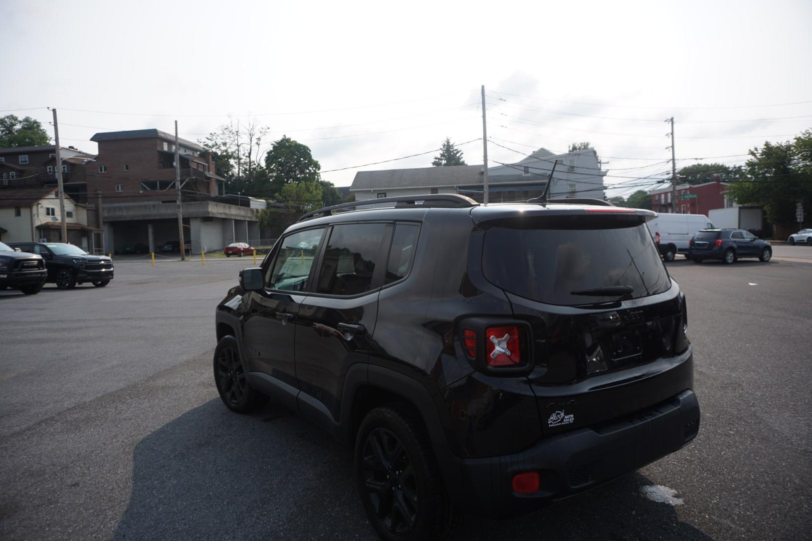 2016 BLACK /GRAY JEEP RENEGADE LATITUDE (ZACCJBBT3GP) with an 2.4L I4 engine, AUTOMATIC transmission, located at 312 Centre Ave, Schuylkill Haven, PA, 17972, (570) 593-5278, 40.638130, -76.177383- Photo#3