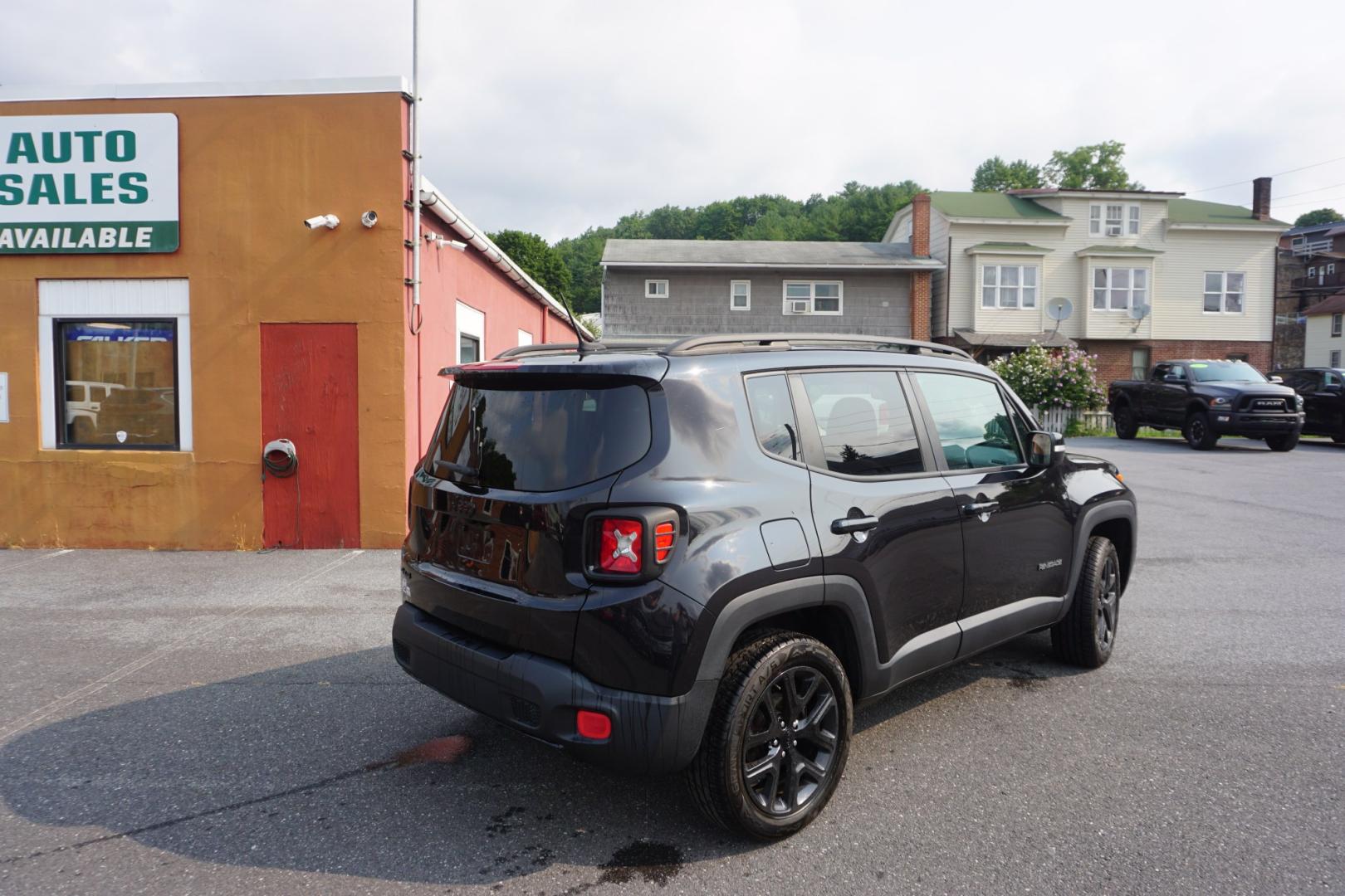 2016 BLACK /GRAY JEEP RENEGADE LATITUDE (ZACCJBBT3GP) with an 2.4L I4 engine, AUTOMATIC transmission, located at 312 Centre Ave, Schuylkill Haven, PA, 17972, (570) 593-5278, 40.638130, -76.177383- Photo#4