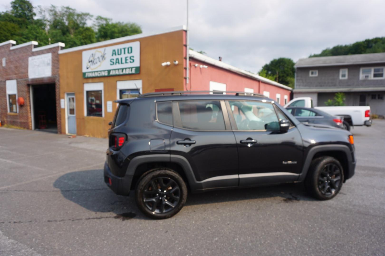2016 BLACK /GRAY JEEP RENEGADE LATITUDE (ZACCJBBT3GP) with an 2.4L I4 engine, AUTOMATIC transmission, located at 312 Centre Ave, Schuylkill Haven, PA, 17972, (570) 593-5278, 40.638130, -76.177383- Photo#5