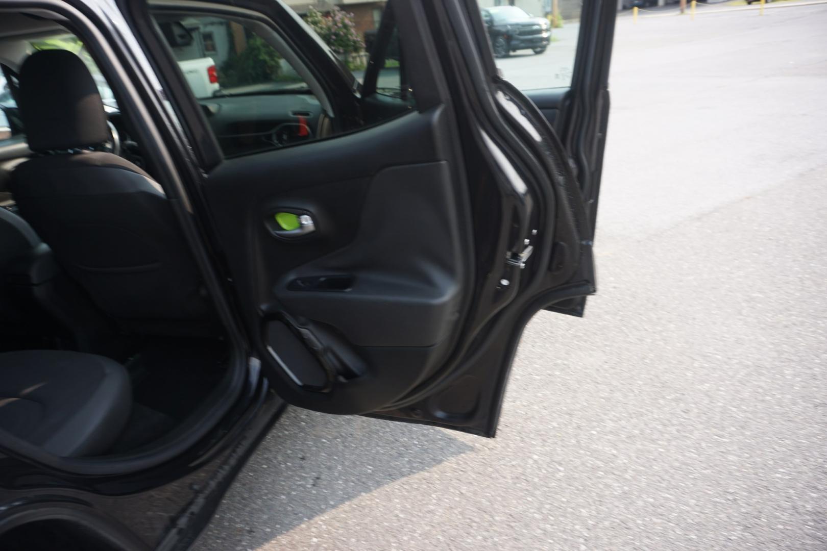 2016 BLACK /GRAY JEEP RENEGADE LATITUDE (ZACCJBBT3GP) with an 2.4L I4 engine, AUTOMATIC transmission, located at 312 Centre Ave, Schuylkill Haven, PA, 17972, (570) 593-5278, 40.638130, -76.177383- Photo#12