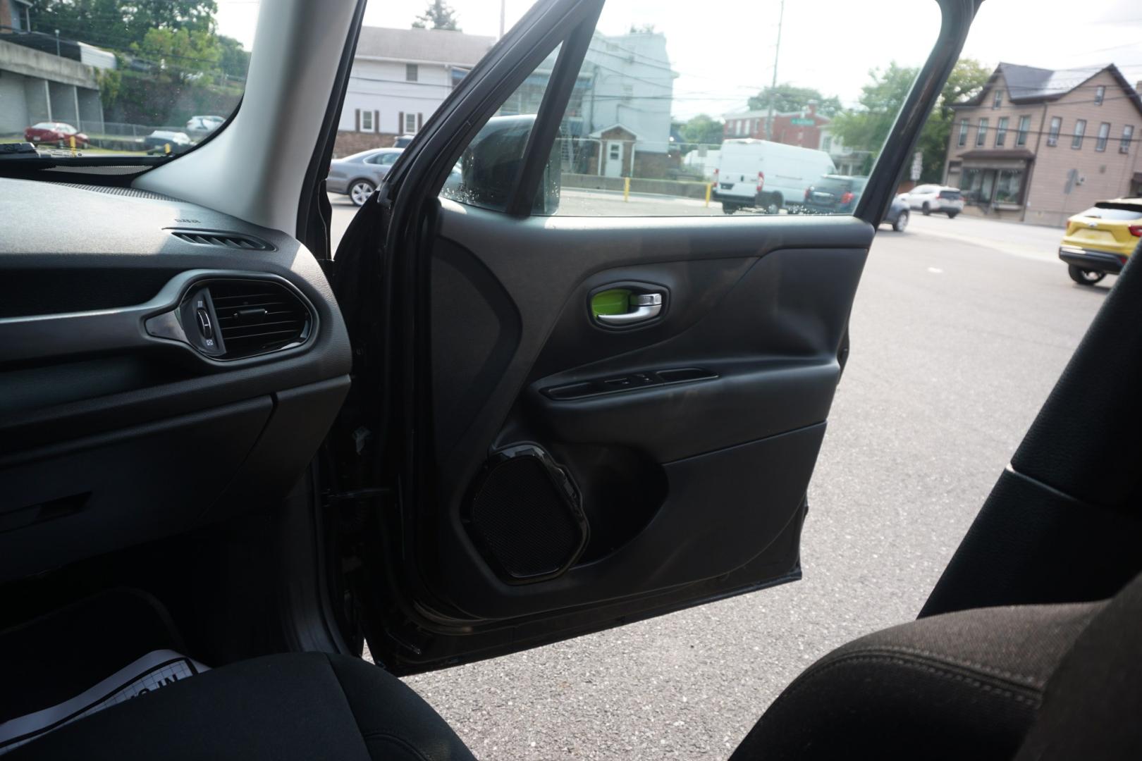 2016 BLACK /GRAY JEEP RENEGADE LATITUDE (ZACCJBBT3GP) with an 2.4L I4 engine, AUTOMATIC transmission, located at 312 Centre Ave, Schuylkill Haven, PA, 17972, (570) 593-5278, 40.638130, -76.177383- Photo#18