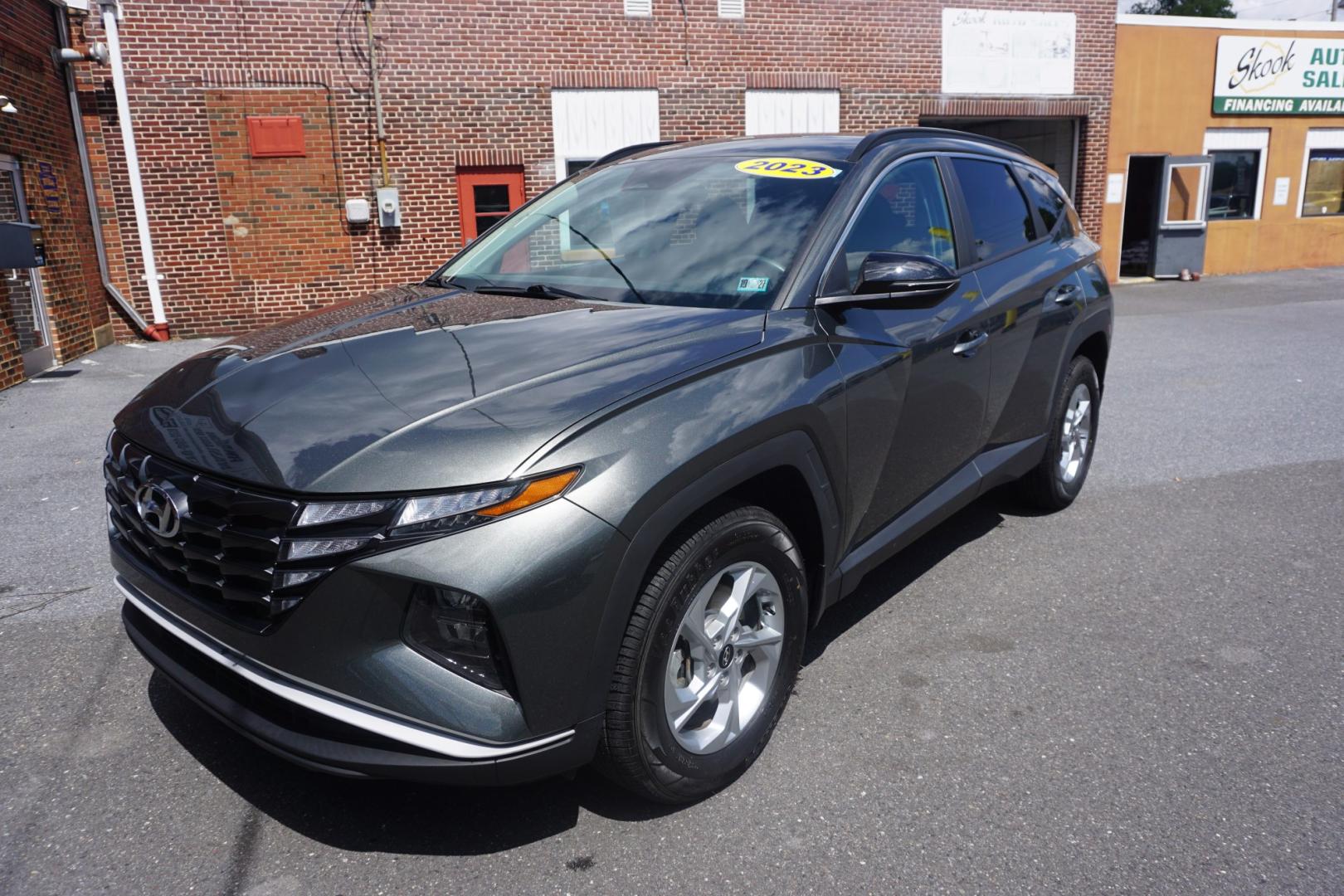 2023 GRAY /GRAY HYUNDAI TUCSON SEL (5NMJBCAE7PH) with an 2.5L I4 engine, AUTOMATIC transmission, located at 312 Centre Ave, Schuylkill Haven, PA, 17972, (570) 593-5278, 40.638130, -76.177383- Photo#4