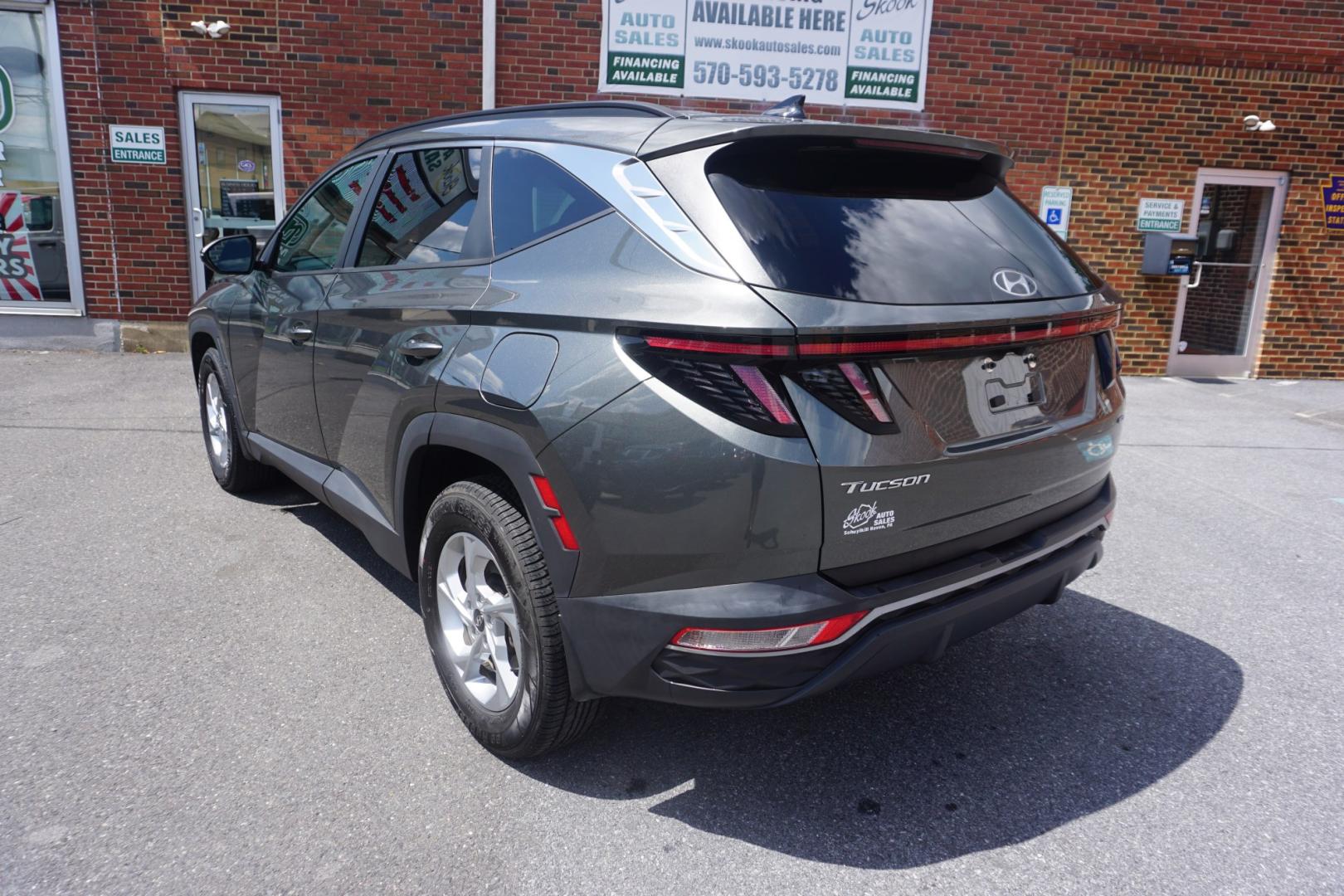 2023 GRAY /GRAY HYUNDAI TUCSON SEL (5NMJBCAE7PH) with an 2.5L I4 engine, AUTOMATIC transmission, located at 312 Centre Ave, Schuylkill Haven, PA, 17972, (570) 593-5278, 40.638130, -76.177383- Photo#9
