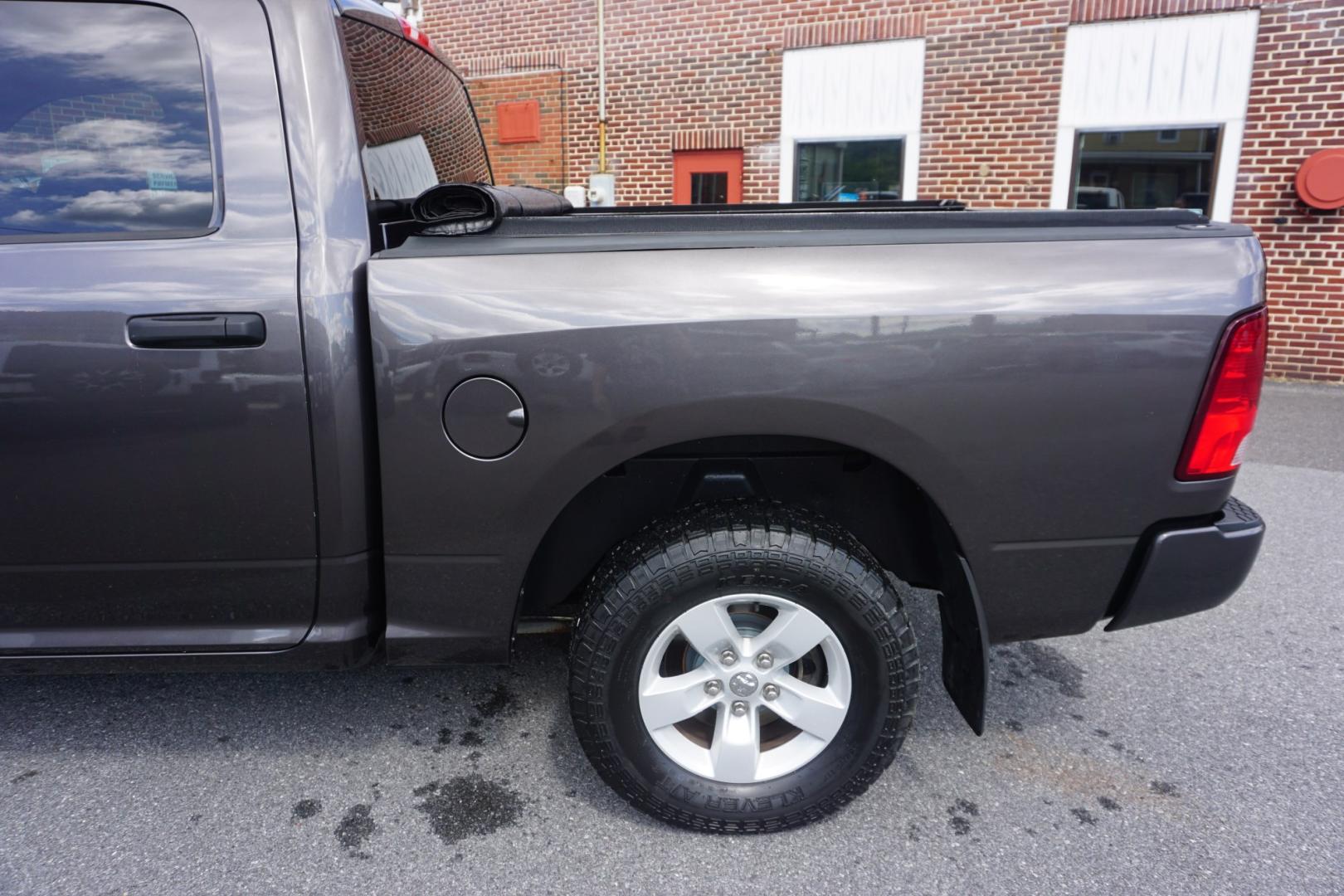 2017 GRAY /GRAY RAM 1500 EXPRESS (3C6RR7KT2HG) with an 5.7L V8 engine, AUTOMATIC transmission, located at 312 Centre Ave, Schuylkill Haven, PA, 17972, (570) 593-5278, 40.638130, -76.177383- Photo#6