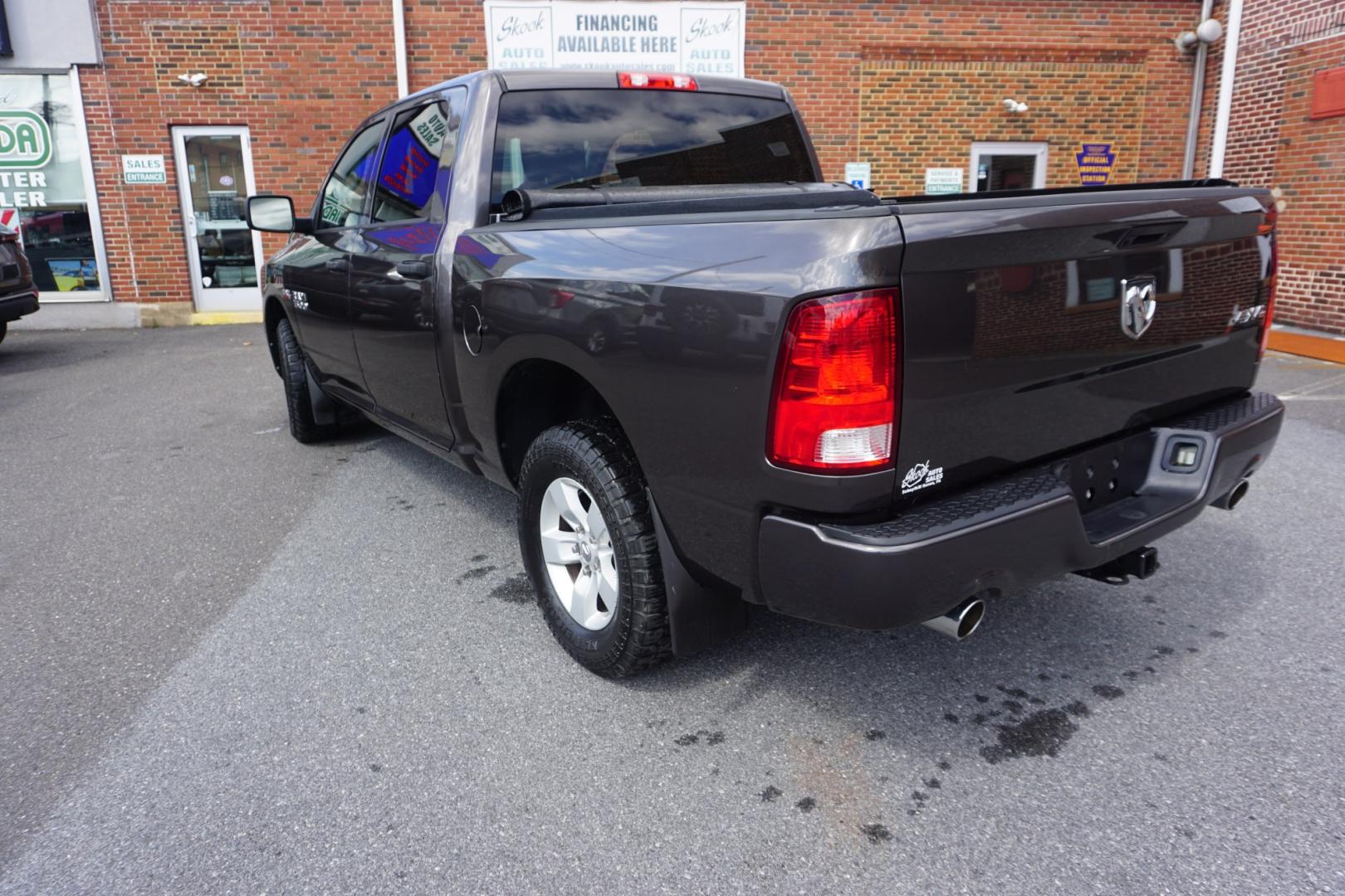 2017 GRAY /GRAY RAM 1500 EXPRESS (3C6RR7KT2HG) with an 5.7L V8 engine, AUTOMATIC transmission, located at 312 Centre Ave, Schuylkill Haven, PA, 17972, (570) 593-5278, 40.638130, -76.177383- Photo#7