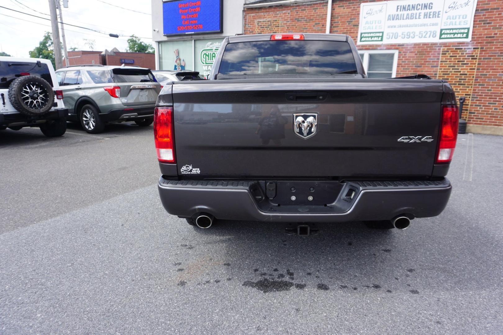 2017 GRAY /GRAY RAM 1500 EXPRESS (3C6RR7KT2HG) with an 5.7L V8 engine, AUTOMATIC transmission, located at 312 Centre Ave, Schuylkill Haven, PA, 17972, (570) 593-5278, 40.638130, -76.177383- Photo#8