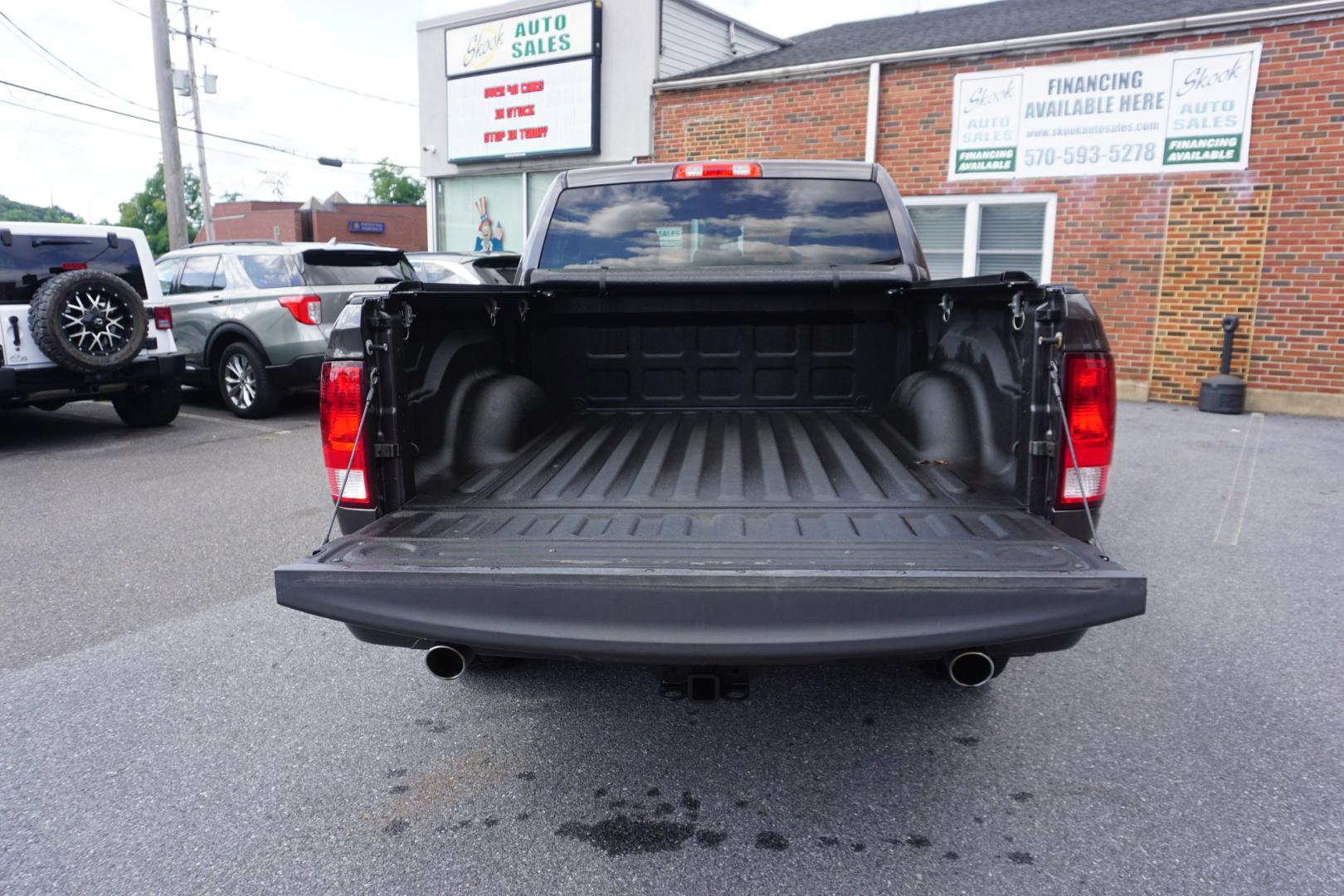 2017 GRAY /GRAY RAM 1500 EXPRESS (3C6RR7KT2HG) with an 5.7L V8 engine, AUTOMATIC transmission, located at 312 Centre Ave, Schuylkill Haven, PA, 17972, (570) 593-5278, 40.638130, -76.177383- Photo#9