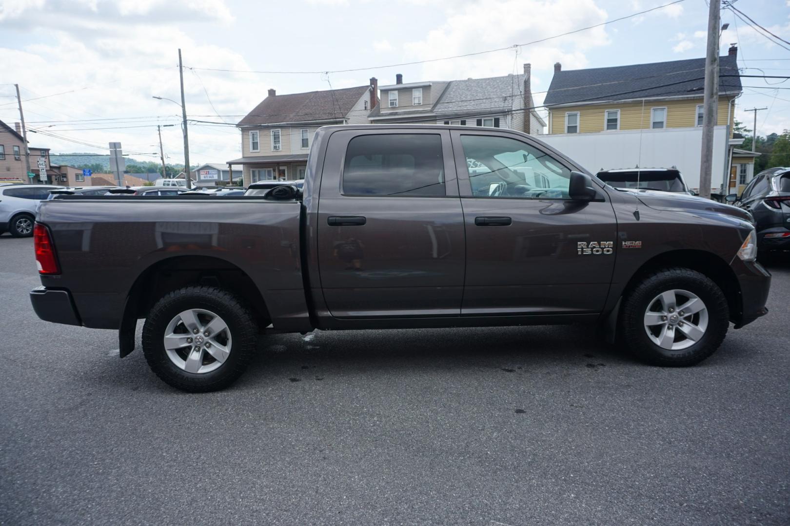 2017 GRAY /GRAY RAM 1500 EXPRESS (3C6RR7KT2HG) with an 5.7L V8 engine, AUTOMATIC transmission, located at 312 Centre Ave, Schuylkill Haven, PA, 17972, (570) 593-5278, 40.638130, -76.177383- Photo#10