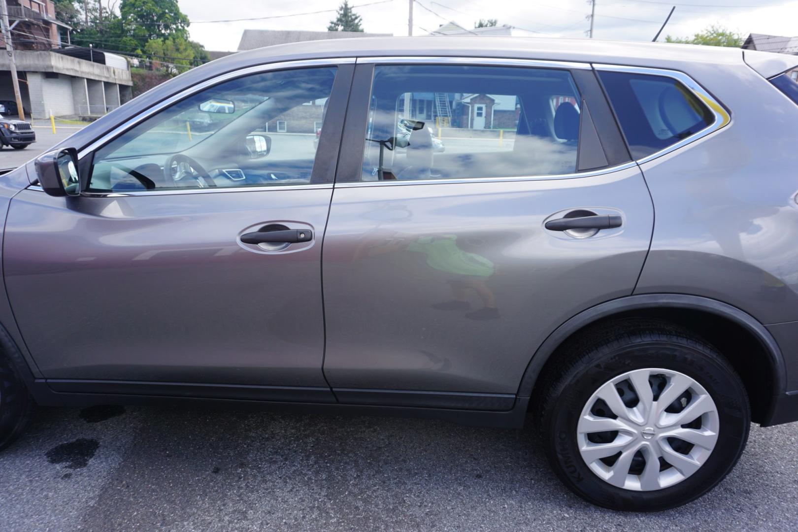 2016 GRAY /GRAY NISSAN ROGUE S (KNMAT2MV0GP) with an 2.5L I4 engine, CVT transmission, located at 312 Centre Ave, Schuylkill Haven, PA, 17972, (570) 593-5278, 40.638130, -76.177383- Photo#6
