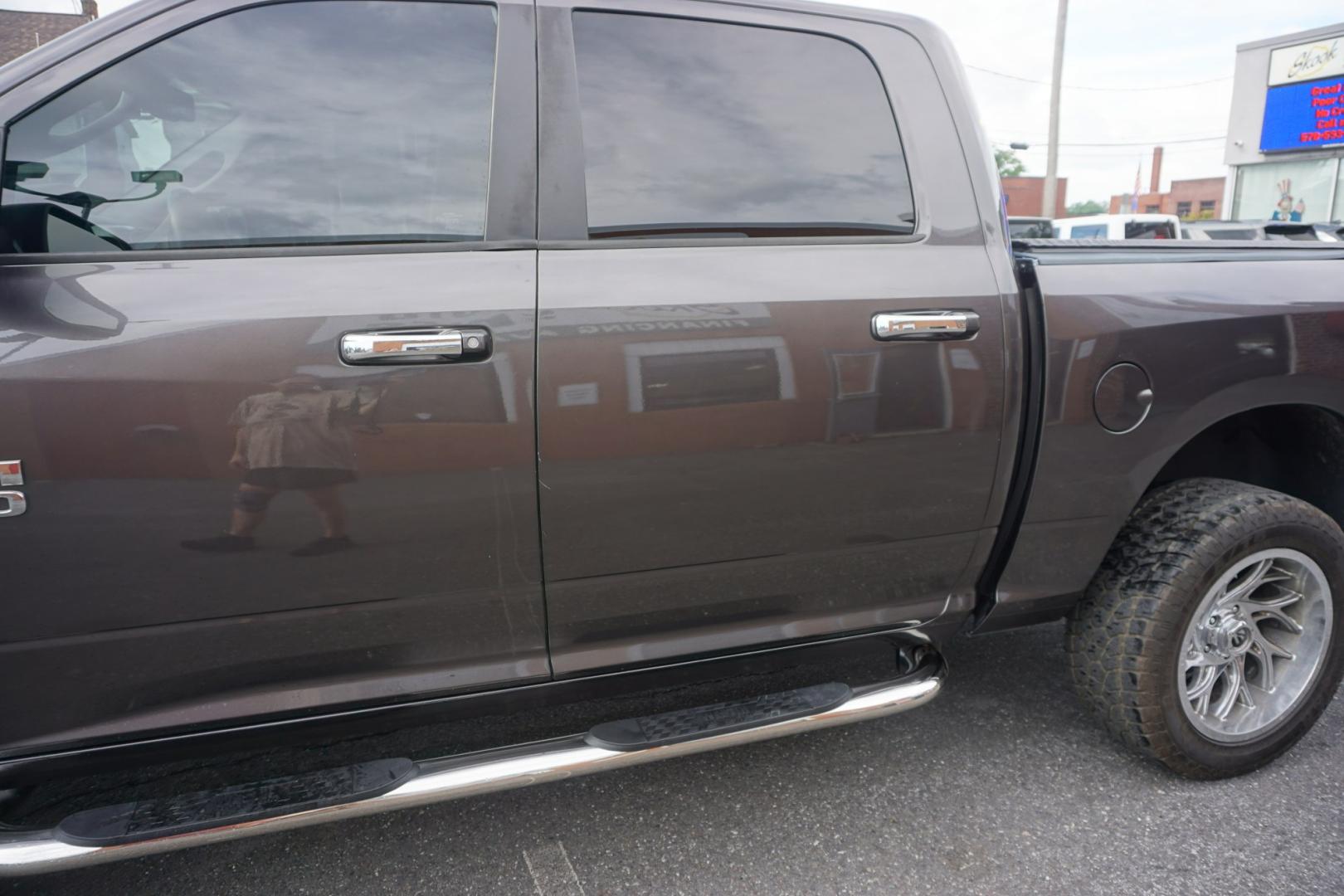 2017 GRAY /GRAY RAM 1500 SLT (3C6RR7LT5HG) with an 5.7L V8 engine, Automatic transmission, located at 312 Centre Ave, Schuylkill Haven, PA, 17972, (570) 593-5278, 40.638130, -76.177383- Photo#5