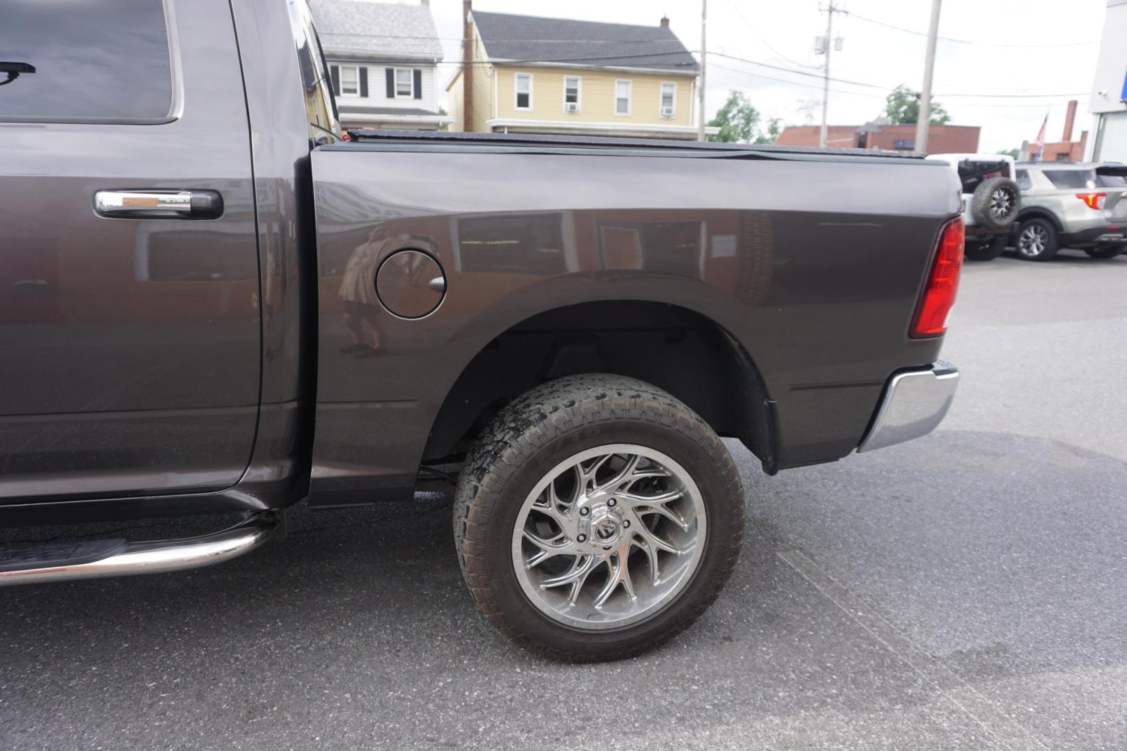 2017 GRAY /GRAY RAM 1500 SLT (3C6RR7LT5HG) with an 5.7L V8 engine, Automatic transmission, located at 312 Centre Ave, Schuylkill Haven, PA, 17972, (570) 593-5278, 40.638130, -76.177383- Photo#6
