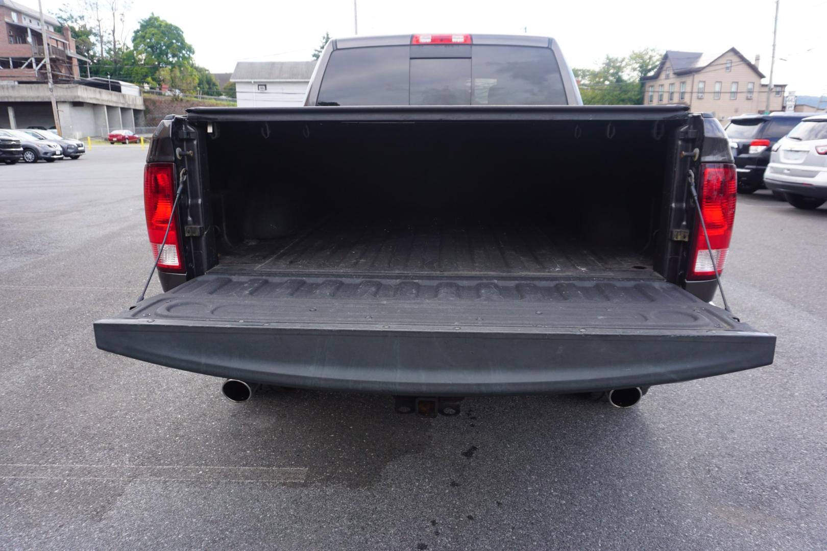 2017 GRAY /GRAY RAM 1500 SLT (3C6RR7LT5HG) with an 5.7L V8 engine, Automatic transmission, located at 312 Centre Ave, Schuylkill Haven, PA, 17972, (570) 593-5278, 40.638130, -76.177383- Photo#9