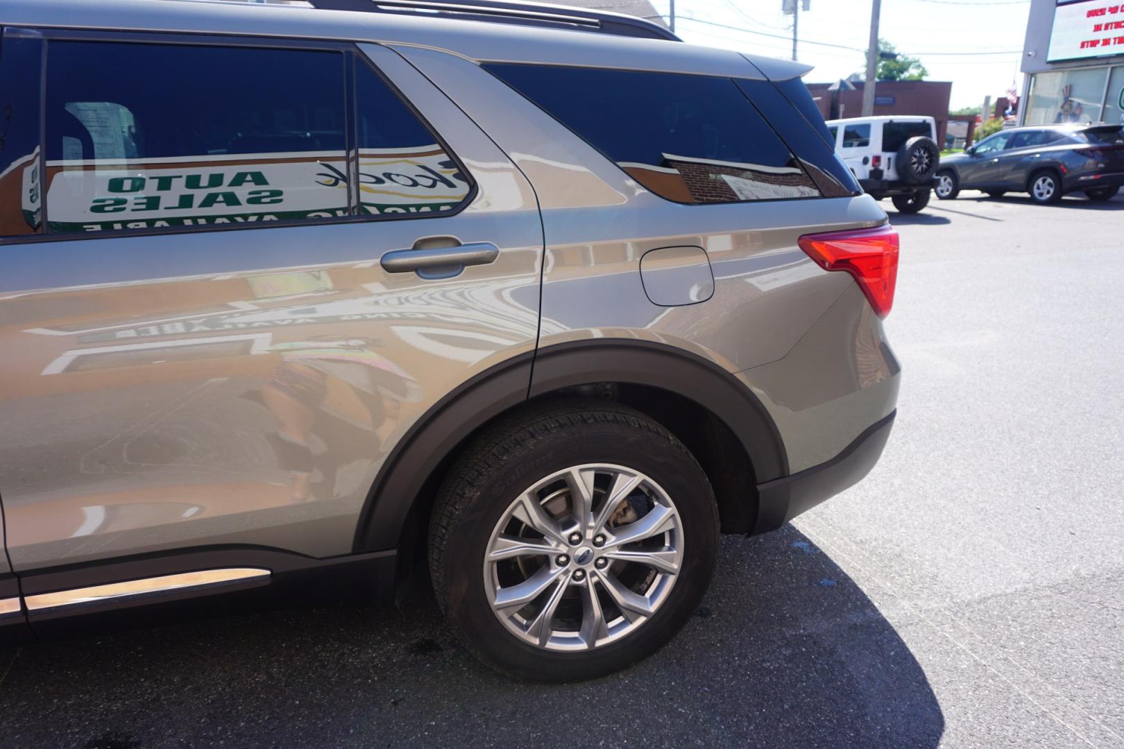 2020 GREEN /BLACK FORD EXPLORER XLT (1FMSK8DH0LG) with an 2.3L I4 engine, AUTOMATIC transmission, located at 312 Centre Ave, Schuylkill Haven, PA, 17972, (570) 593-5278, 40.638130, -76.177383- Photo#6