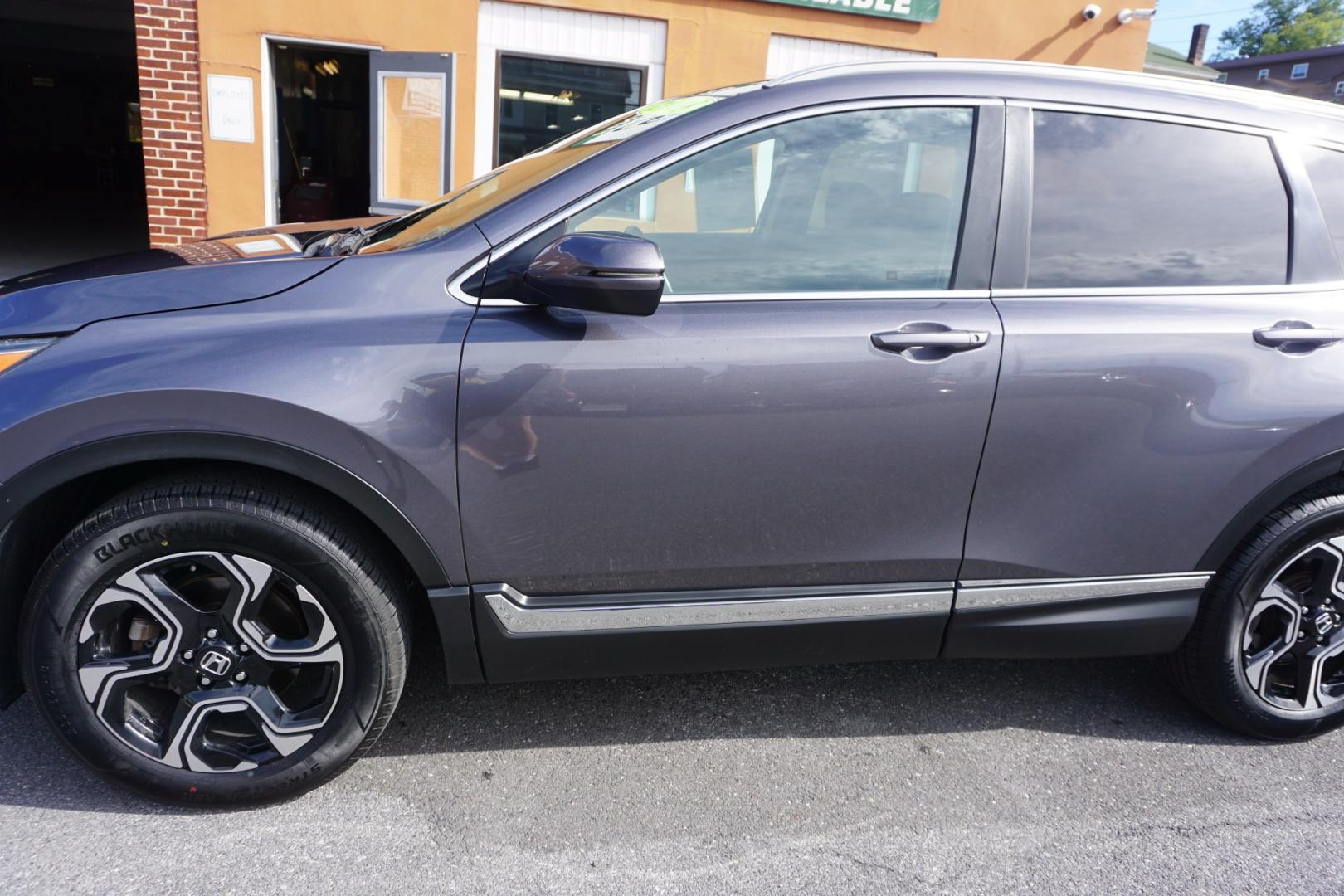 2018 GRAY /GRAY HONDA CR-V TOURING (2HKRW2H90JH) with an 1.5L I4 engine, CVT transmission, located at 312 Centre Ave, Schuylkill Haven, PA, 17972, (570) 593-5278, 40.638130, -76.177383- Photo#5