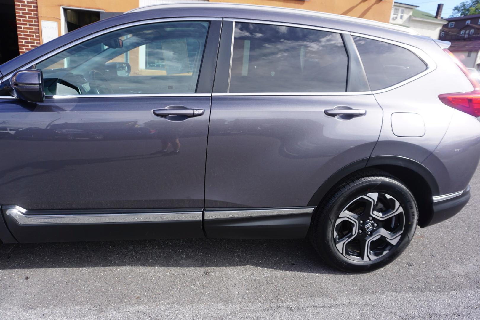 2018 GRAY /GRAY HONDA CR-V TOURING (2HKRW2H90JH) with an 1.5L I4 engine, CVT transmission, located at 312 Centre Ave, Schuylkill Haven, PA, 17972, (570) 593-5278, 40.638130, -76.177383- Photo#6