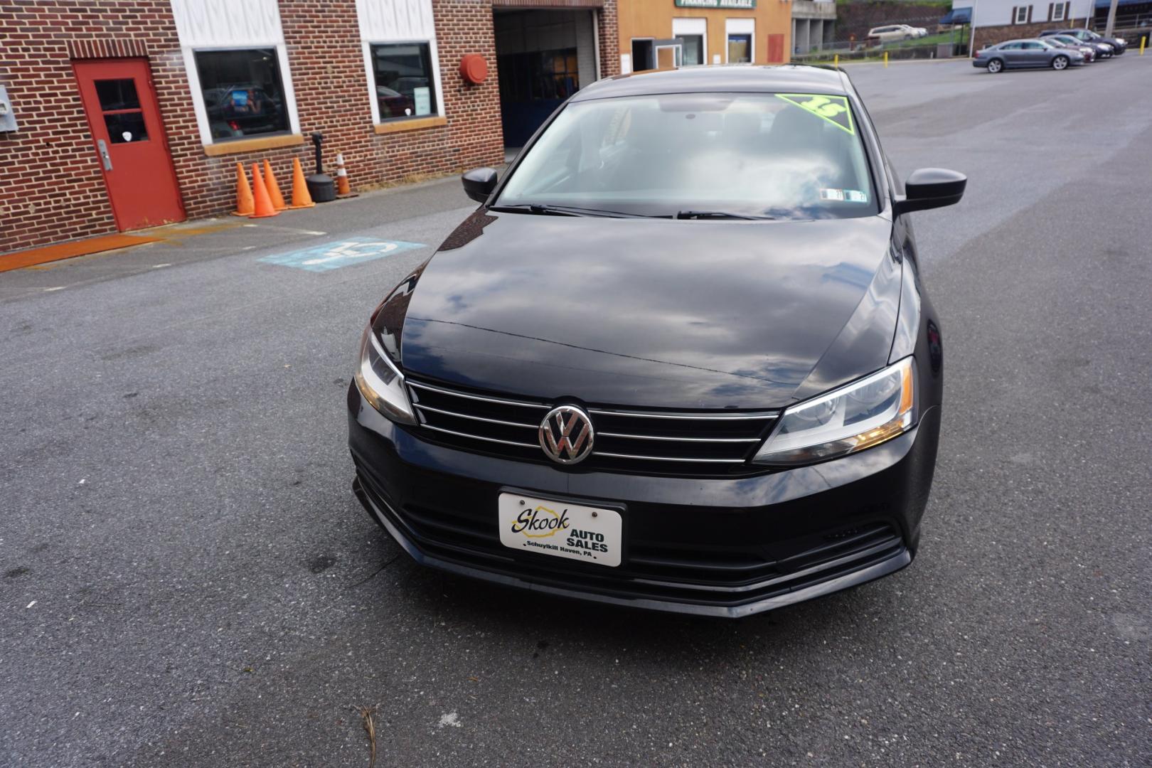 2015 BLACK /GRAY VOLKSWAGEN JETTA SE (3VWD17AJ6FM) with an 1.8L I4 engine, AUTOMATIC transmission, located at 312 Centre Ave, Schuylkill Haven, PA, 17972, (570) 593-5278, 40.638130, -76.177383- Photo#2