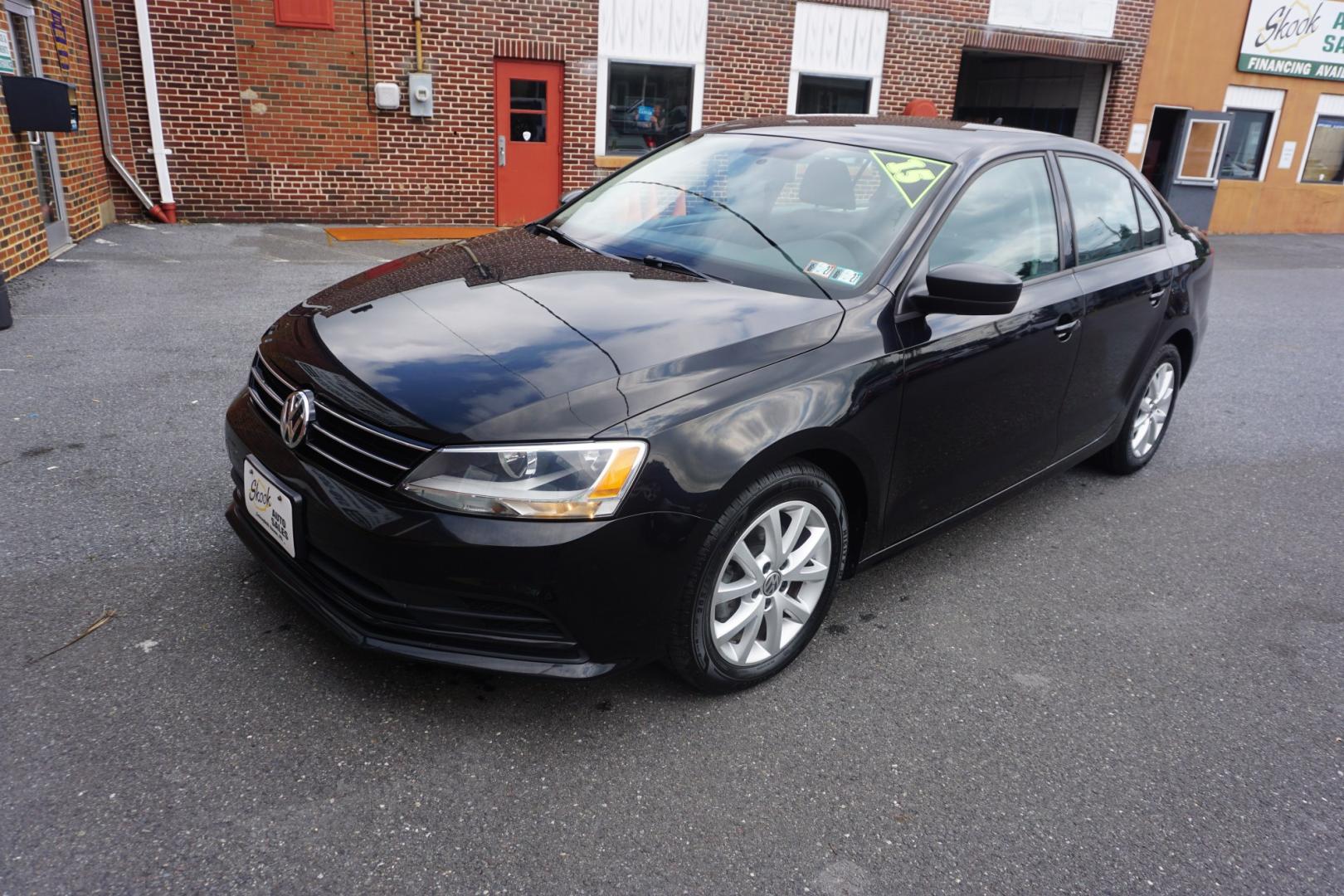 2015 BLACK /GRAY VOLKSWAGEN JETTA SE (3VWD17AJ6FM) with an 1.8L I4 engine, AUTOMATIC transmission, located at 312 Centre Ave, Schuylkill Haven, PA, 17972, (570) 593-5278, 40.638130, -76.177383- Photo#3