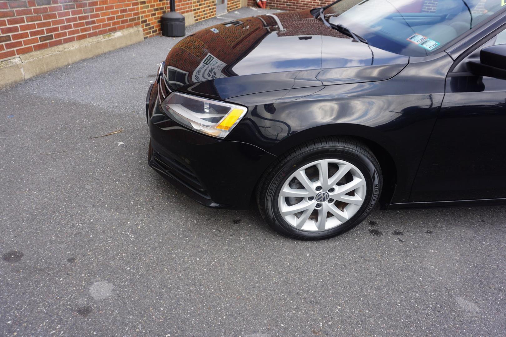 2015 BLACK /GRAY VOLKSWAGEN JETTA SE (3VWD17AJ6FM) with an 1.8L I4 engine, AUTOMATIC transmission, located at 312 Centre Ave, Schuylkill Haven, PA, 17972, (570) 593-5278, 40.638130, -76.177383- Photo#4