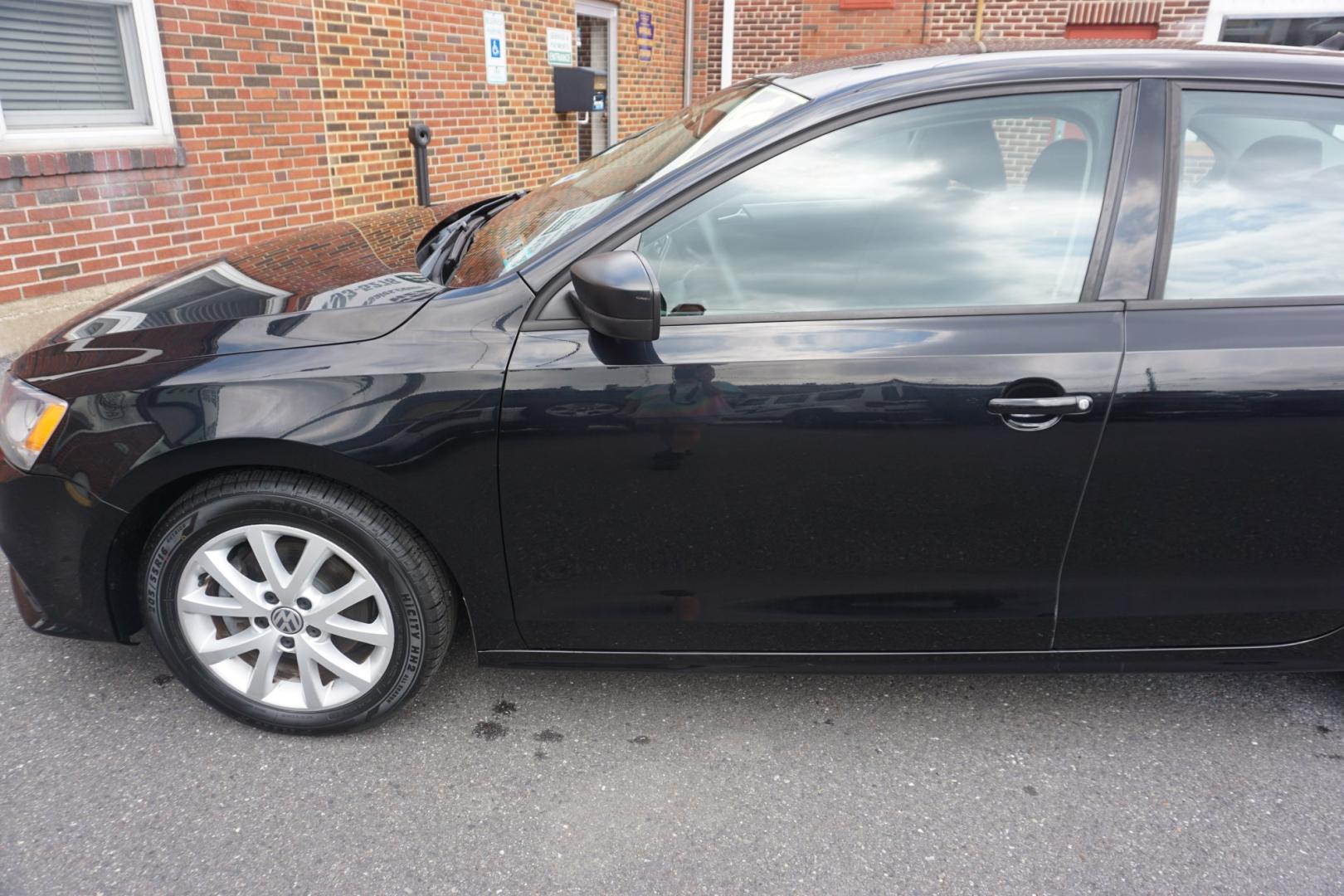 2015 BLACK /GRAY VOLKSWAGEN JETTA SE (3VWD17AJ6FM) with an 1.8L I4 engine, AUTOMATIC transmission, located at 312 Centre Ave, Schuylkill Haven, PA, 17972, (570) 593-5278, 40.638130, -76.177383- Photo#5
