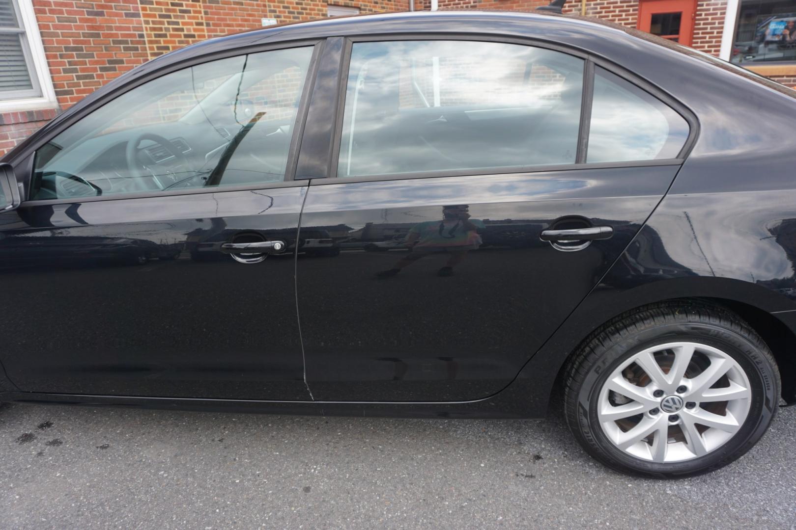 2015 BLACK /GRAY VOLKSWAGEN JETTA SE (3VWD17AJ6FM) with an 1.8L I4 engine, AUTOMATIC transmission, located at 312 Centre Ave, Schuylkill Haven, PA, 17972, (570) 593-5278, 40.638130, -76.177383- Photo#6
