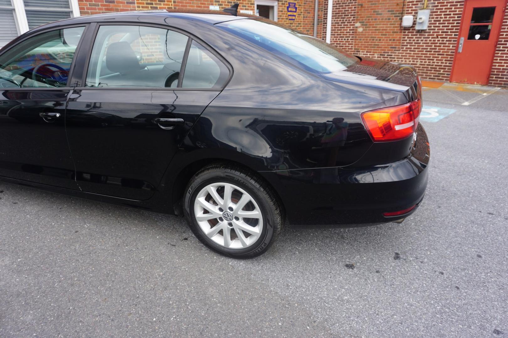 2015 BLACK /GRAY VOLKSWAGEN JETTA SE (3VWD17AJ6FM) with an 1.8L I4 engine, AUTOMATIC transmission, located at 312 Centre Ave, Schuylkill Haven, PA, 17972, (570) 593-5278, 40.638130, -76.177383- Photo#7