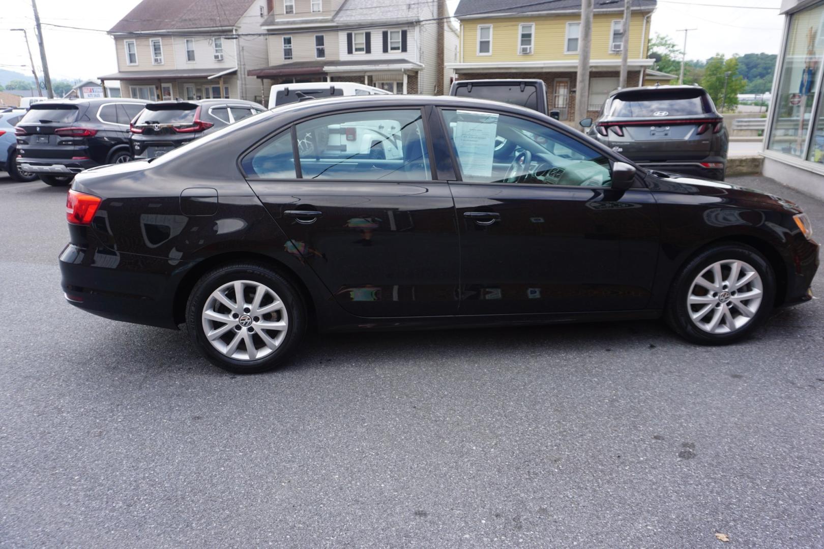 2015 BLACK /GRAY VOLKSWAGEN JETTA SE (3VWD17AJ6FM) with an 1.8L I4 engine, AUTOMATIC transmission, located at 312 Centre Ave, Schuylkill Haven, PA, 17972, (570) 593-5278, 40.638130, -76.177383- Photo#9