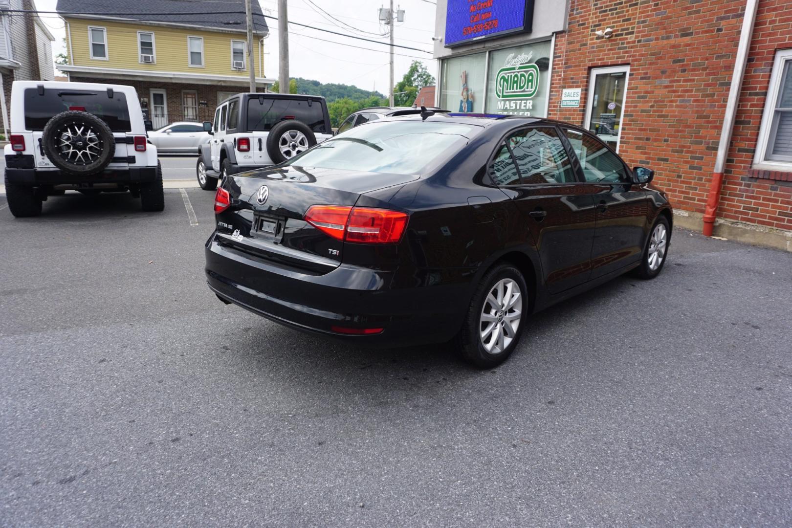 2015 BLACK /GRAY VOLKSWAGEN JETTA SE (3VWD17AJ6FM) with an 1.8L I4 engine, AUTOMATIC transmission, located at 312 Centre Ave, Schuylkill Haven, PA, 17972, (570) 593-5278, 40.638130, -76.177383- Photo#10