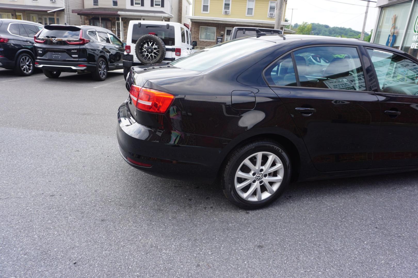2015 BLACK /GRAY VOLKSWAGEN JETTA SE (3VWD17AJ6FM) with an 1.8L I4 engine, AUTOMATIC transmission, located at 312 Centre Ave, Schuylkill Haven, PA, 17972, (570) 593-5278, 40.638130, -76.177383- Photo#11