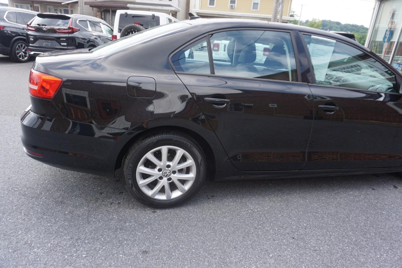 2015 BLACK /GRAY VOLKSWAGEN JETTA SE (3VWD17AJ6FM) with an 1.8L I4 engine, AUTOMATIC transmission, located at 312 Centre Ave, Schuylkill Haven, PA, 17972, (570) 593-5278, 40.638130, -76.177383- Photo#12