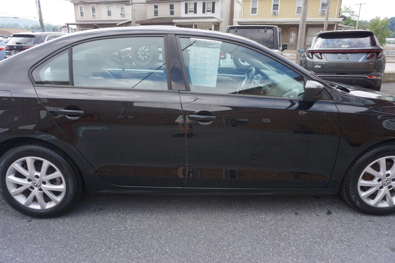 2015 BLACK /GRAY VOLKSWAGEN JETTA SE (3VWD17AJ6FM) with an 1.8L I4 engine, AUTOMATIC transmission, located at 312 Centre Ave, Schuylkill Haven, PA, 17972, (570) 593-5278, 40.638130, -76.177383- Photo#13