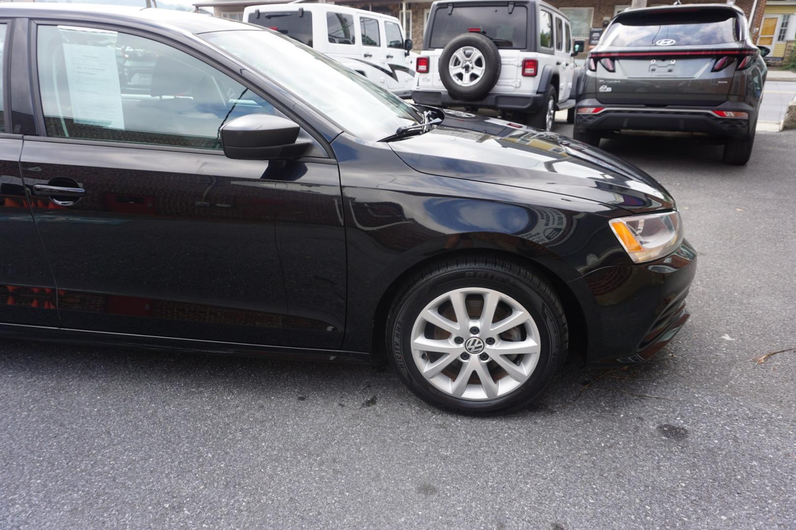 2015 BLACK /GRAY VOLKSWAGEN JETTA SE (3VWD17AJ6FM) with an 1.8L I4 engine, AUTOMATIC transmission, located at 312 Centre Ave, Schuylkill Haven, PA, 17972, (570) 593-5278, 40.638130, -76.177383- Photo#14