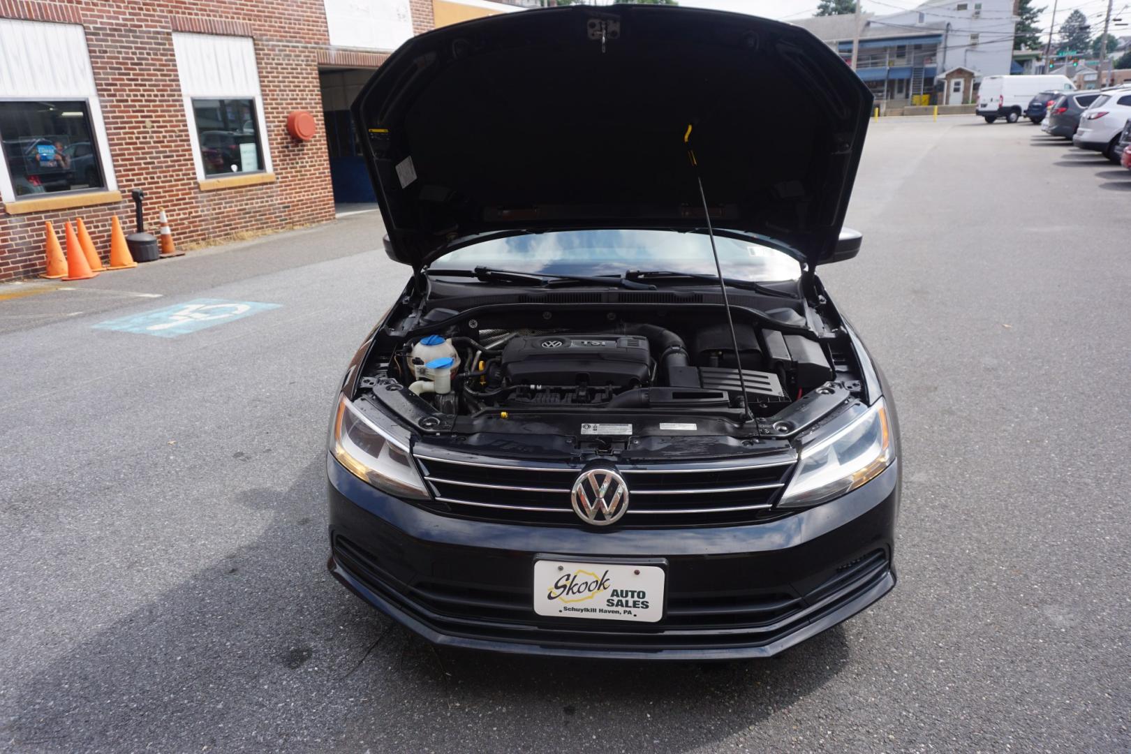 2015 BLACK /GRAY VOLKSWAGEN JETTA SE (3VWD17AJ6FM) with an 1.8L I4 engine, AUTOMATIC transmission, located at 312 Centre Ave, Schuylkill Haven, PA, 17972, (570) 593-5278, 40.638130, -76.177383- Photo#16