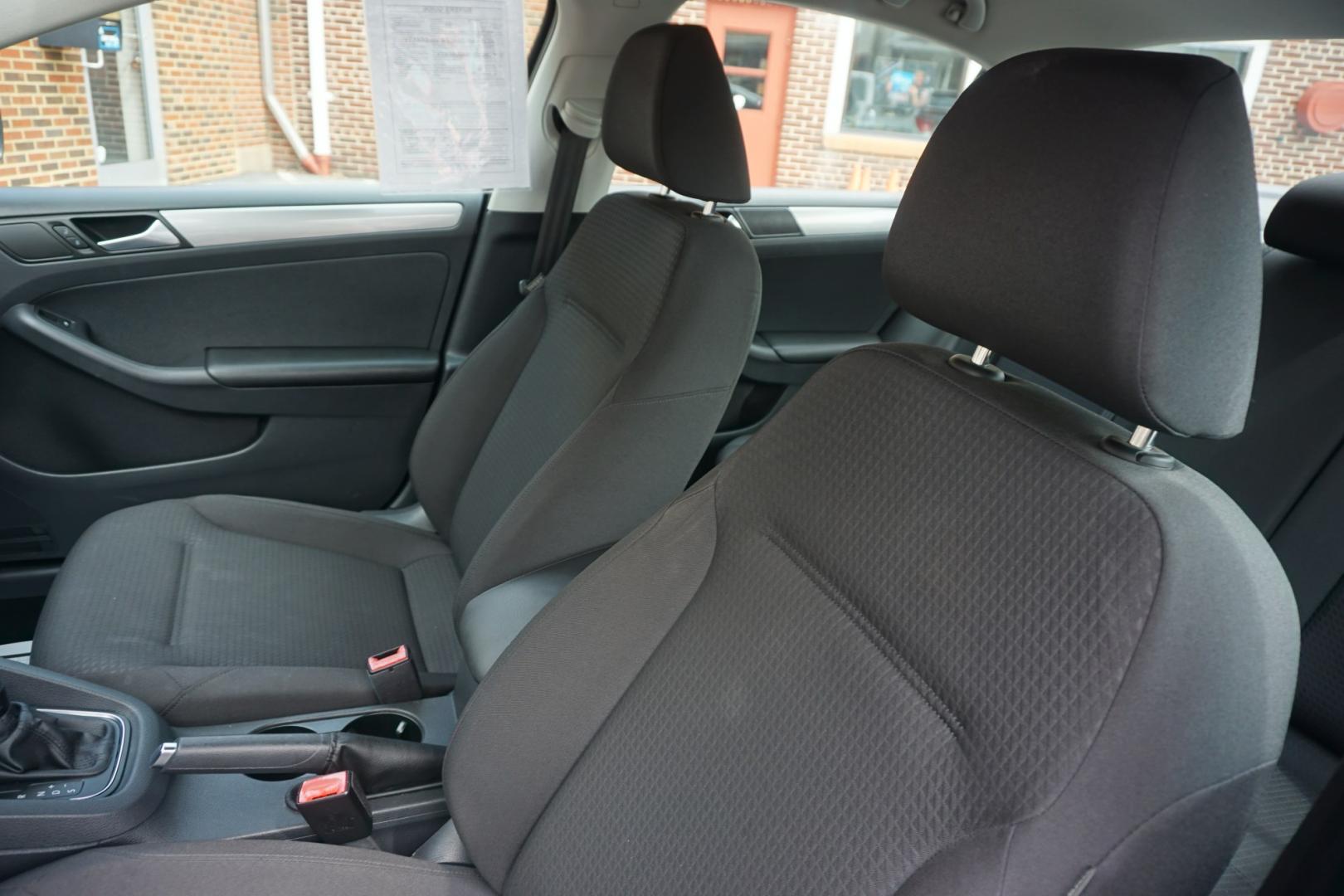 2015 BLACK /GRAY VOLKSWAGEN JETTA SE (3VWD17AJ6FM) with an 1.8L I4 engine, AUTOMATIC transmission, located at 312 Centre Ave, Schuylkill Haven, PA, 17972, (570) 593-5278, 40.638130, -76.177383- Photo#18