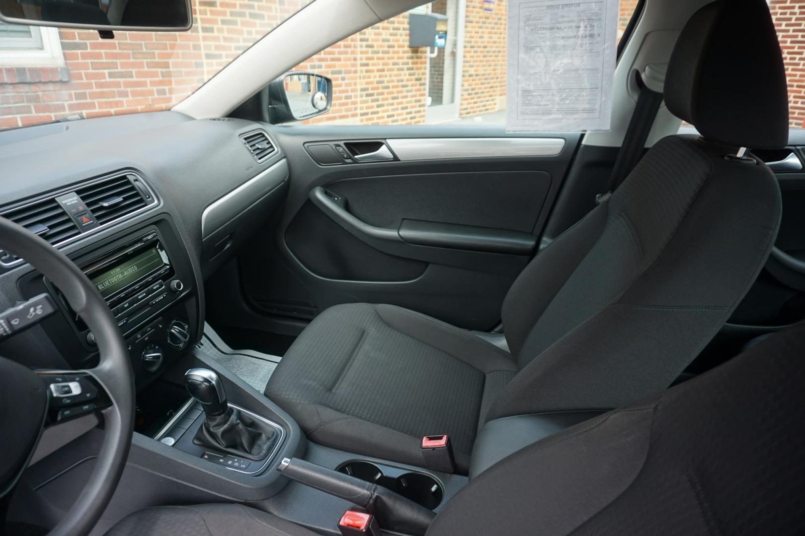 2015 BLACK /GRAY VOLKSWAGEN JETTA SE (3VWD17AJ6FM) with an 1.8L I4 engine, AUTOMATIC transmission, located at 312 Centre Ave, Schuylkill Haven, PA, 17972, (570) 593-5278, 40.638130, -76.177383- Photo#19