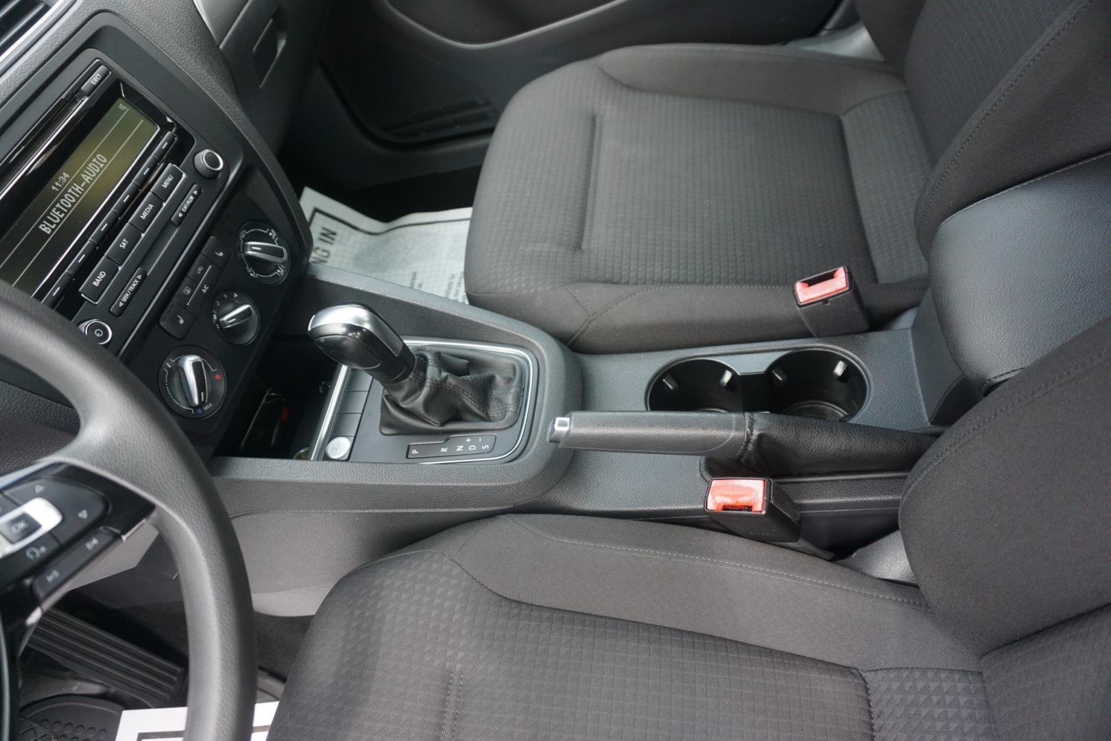 2015 BLACK /GRAY VOLKSWAGEN JETTA SE (3VWD17AJ6FM) with an 1.8L I4 engine, AUTOMATIC transmission, located at 312 Centre Ave, Schuylkill Haven, PA, 17972, (570) 593-5278, 40.638130, -76.177383- Photo#21