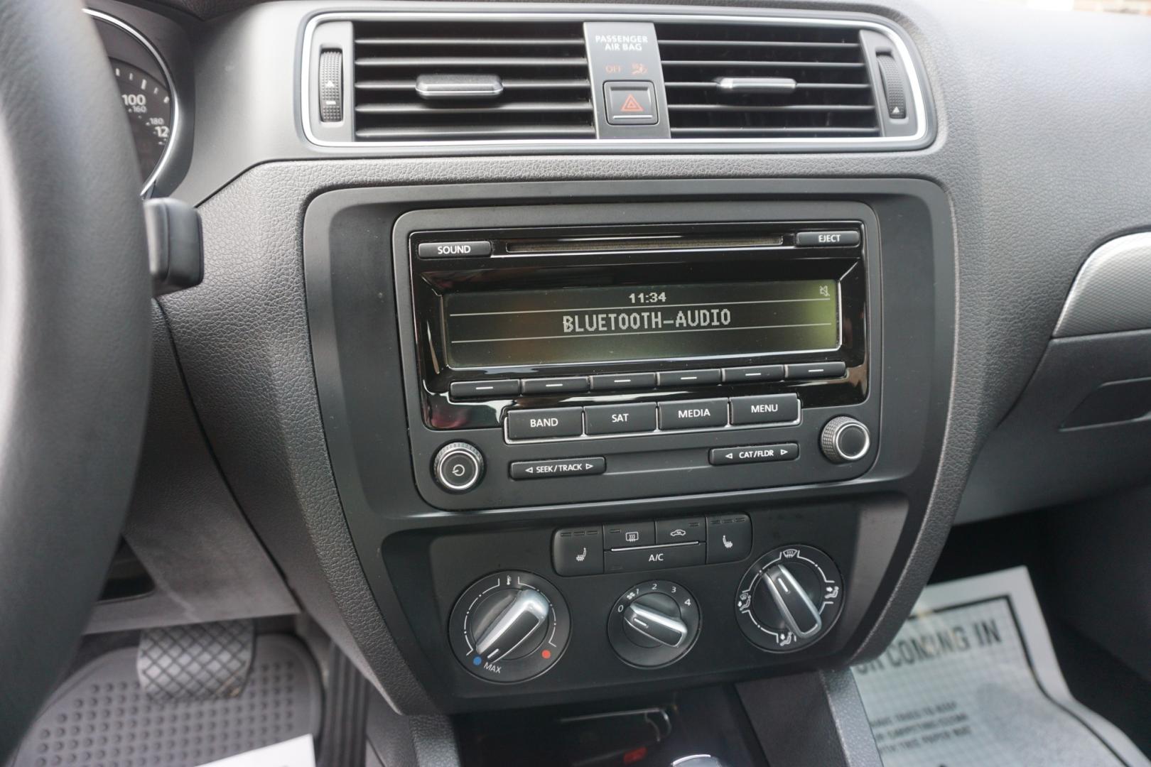 2015 BLACK /GRAY VOLKSWAGEN JETTA SE (3VWD17AJ6FM) with an 1.8L I4 engine, AUTOMATIC transmission, located at 312 Centre Ave, Schuylkill Haven, PA, 17972, (570) 593-5278, 40.638130, -76.177383- Photo#23
