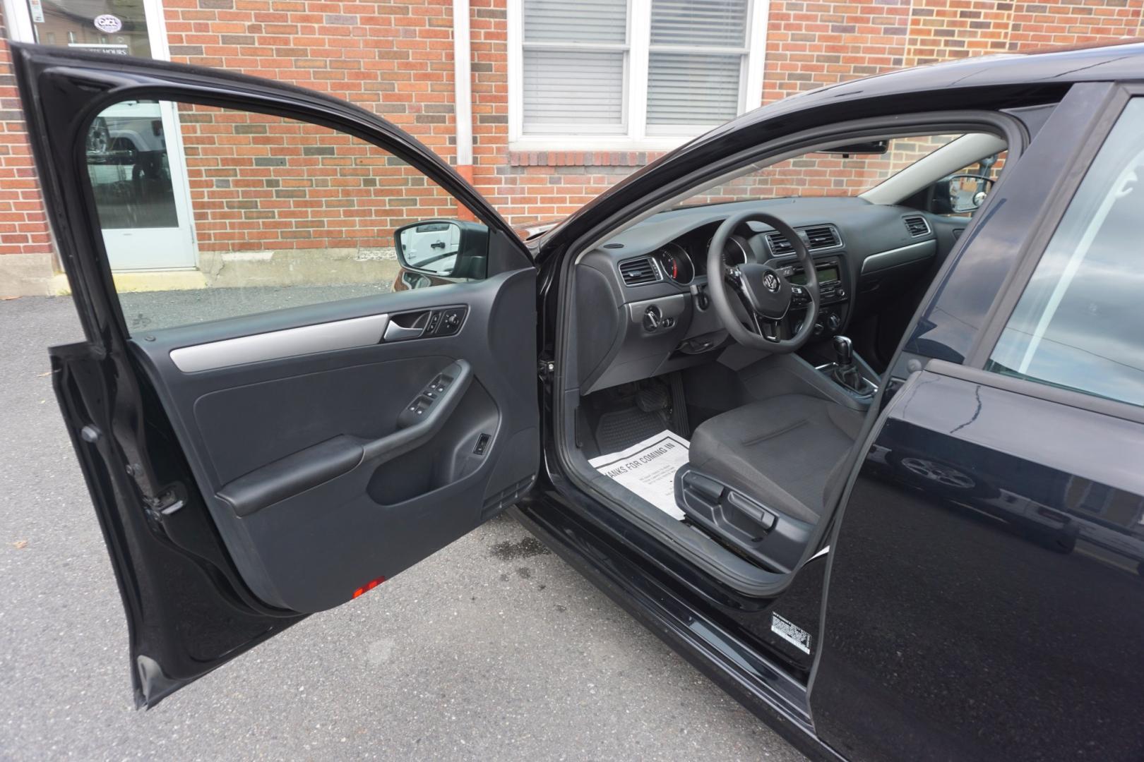 2015 BLACK /GRAY VOLKSWAGEN JETTA SE (3VWD17AJ6FM) with an 1.8L I4 engine, AUTOMATIC transmission, located at 312 Centre Ave, Schuylkill Haven, PA, 17972, (570) 593-5278, 40.638130, -76.177383- Photo#24