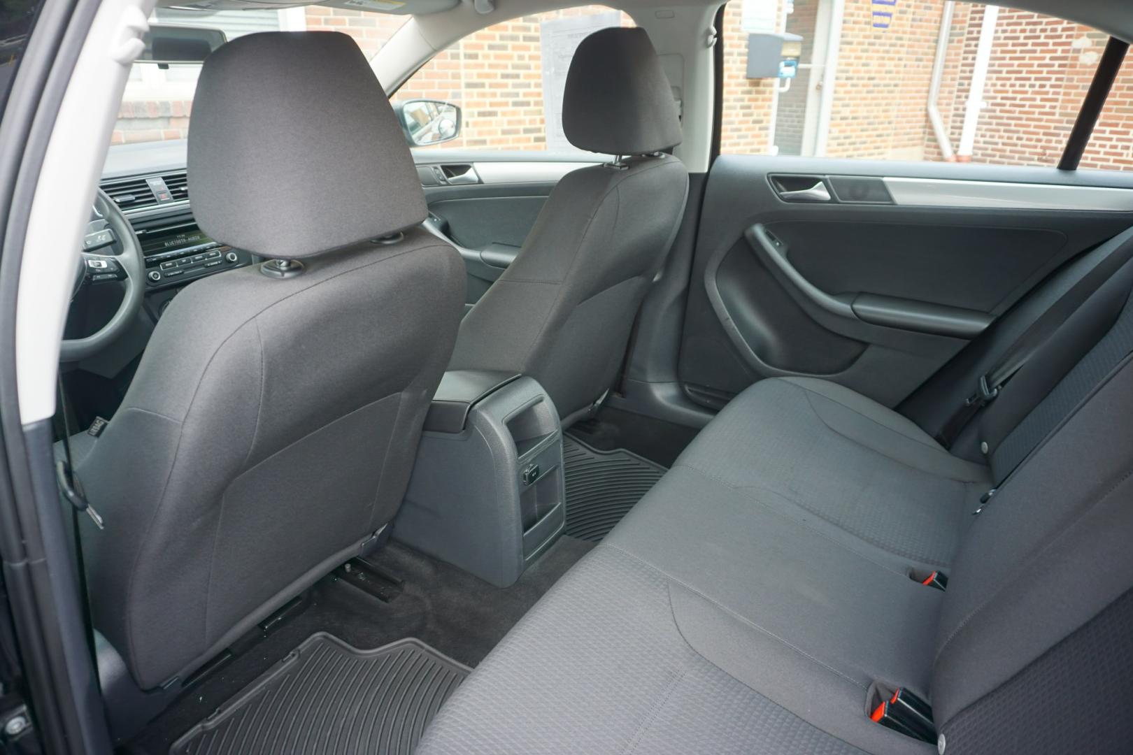 2015 BLACK /GRAY VOLKSWAGEN JETTA SE (3VWD17AJ6FM) with an 1.8L I4 engine, AUTOMATIC transmission, located at 312 Centre Ave, Schuylkill Haven, PA, 17972, (570) 593-5278, 40.638130, -76.177383- Photo#25