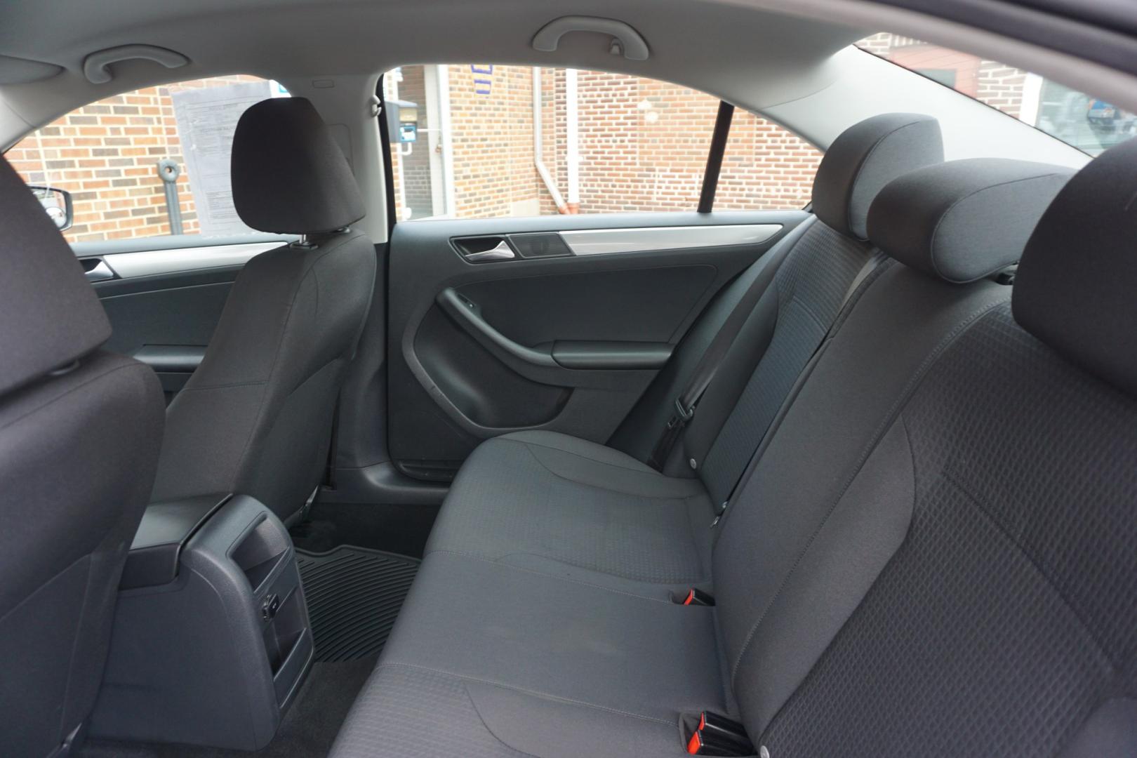 2015 BLACK /GRAY VOLKSWAGEN JETTA SE (3VWD17AJ6FM) with an 1.8L I4 engine, AUTOMATIC transmission, located at 312 Centre Ave, Schuylkill Haven, PA, 17972, (570) 593-5278, 40.638130, -76.177383- Photo#26