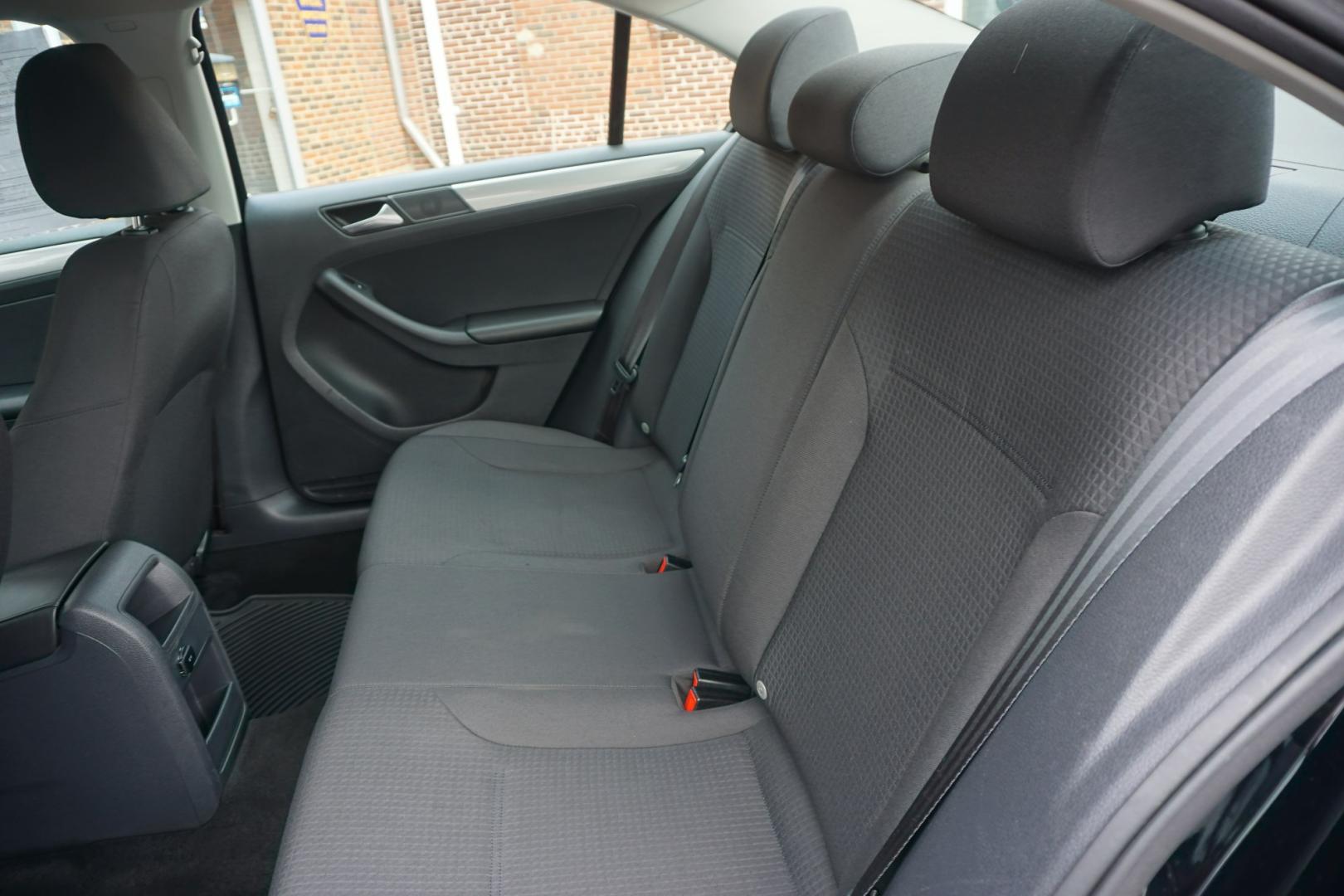 2015 BLACK /GRAY VOLKSWAGEN JETTA SE (3VWD17AJ6FM) with an 1.8L I4 engine, AUTOMATIC transmission, located at 312 Centre Ave, Schuylkill Haven, PA, 17972, (570) 593-5278, 40.638130, -76.177383- Photo#27