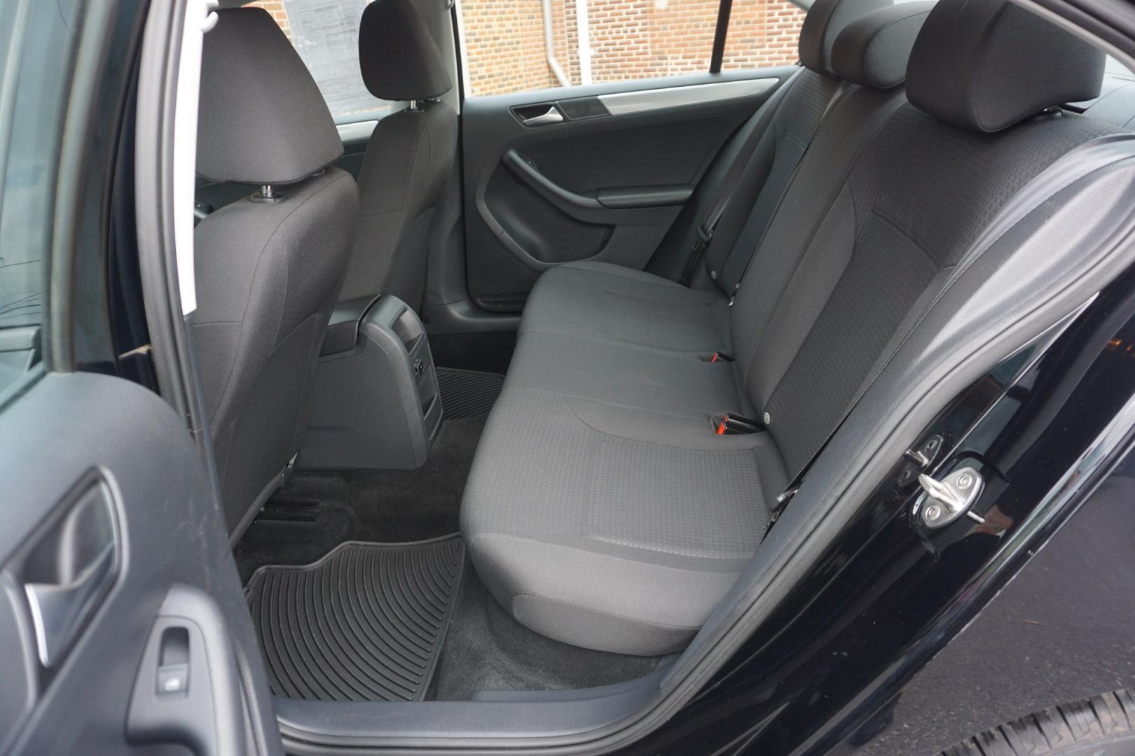 2015 BLACK /GRAY VOLKSWAGEN JETTA SE (3VWD17AJ6FM) with an 1.8L I4 engine, AUTOMATIC transmission, located at 312 Centre Ave, Schuylkill Haven, PA, 17972, (570) 593-5278, 40.638130, -76.177383- Photo#28