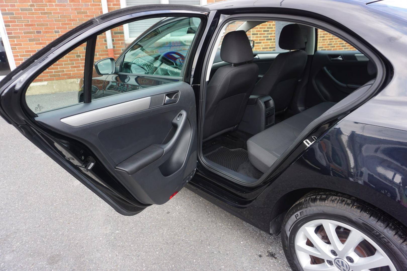 2015 BLACK /GRAY VOLKSWAGEN JETTA SE (3VWD17AJ6FM) with an 1.8L I4 engine, AUTOMATIC transmission, located at 312 Centre Ave, Schuylkill Haven, PA, 17972, (570) 593-5278, 40.638130, -76.177383- Photo#29