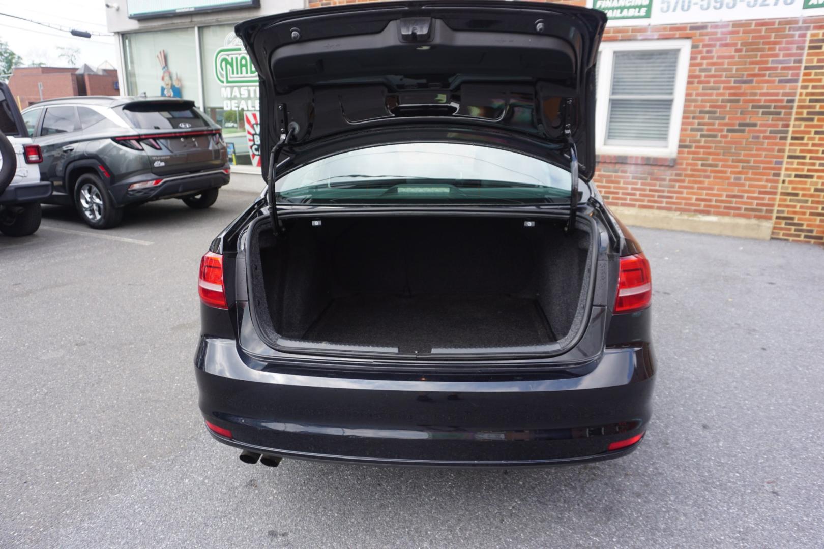 2015 BLACK /GRAY VOLKSWAGEN JETTA SE (3VWD17AJ6FM) with an 1.8L I4 engine, AUTOMATIC transmission, located at 312 Centre Ave, Schuylkill Haven, PA, 17972, (570) 593-5278, 40.638130, -76.177383- Photo#30