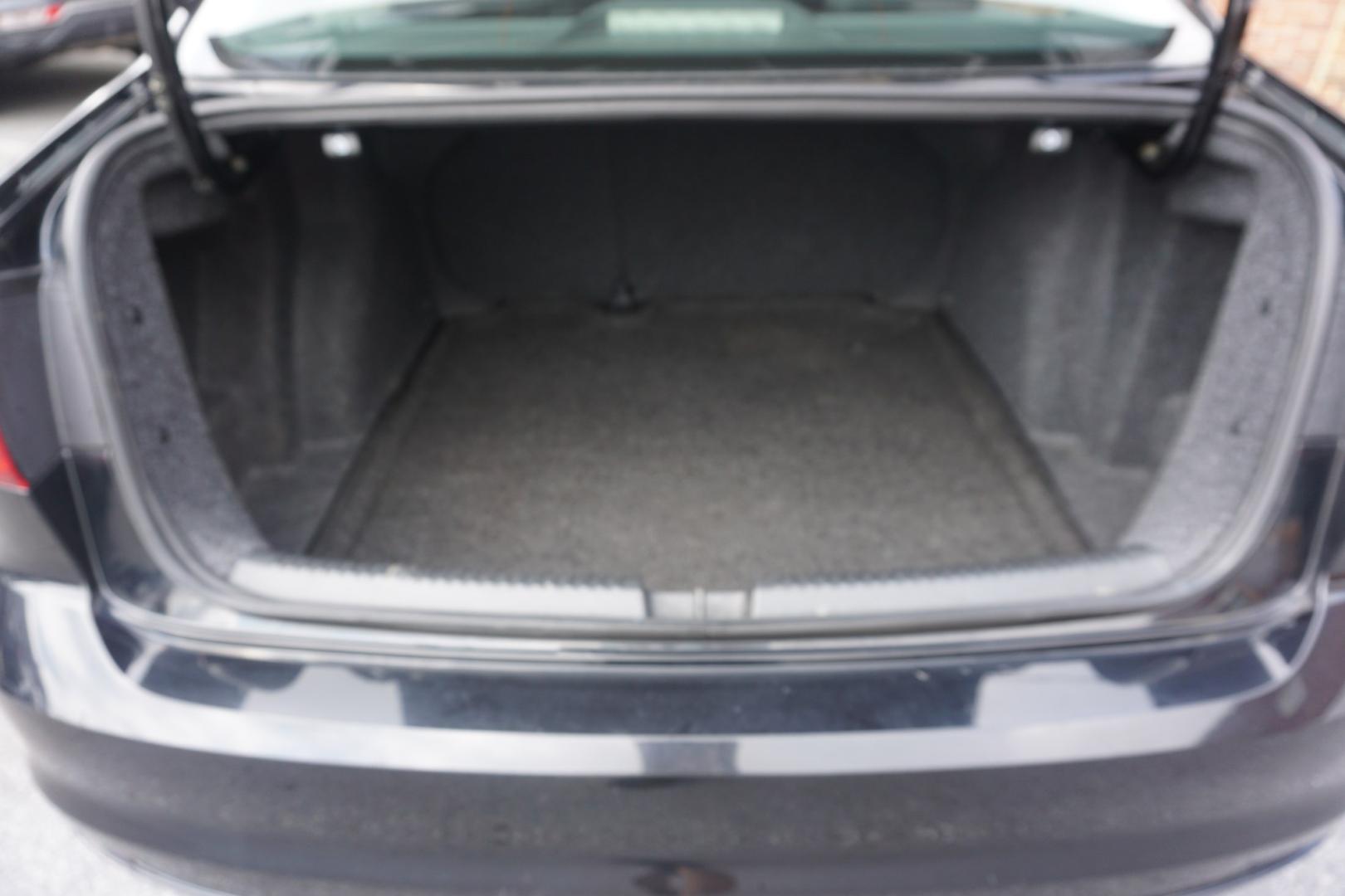 2015 BLACK /GRAY VOLKSWAGEN JETTA SE (3VWD17AJ6FM) with an 1.8L I4 engine, AUTOMATIC transmission, located at 312 Centre Ave, Schuylkill Haven, PA, 17972, (570) 593-5278, 40.638130, -76.177383- Photo#31